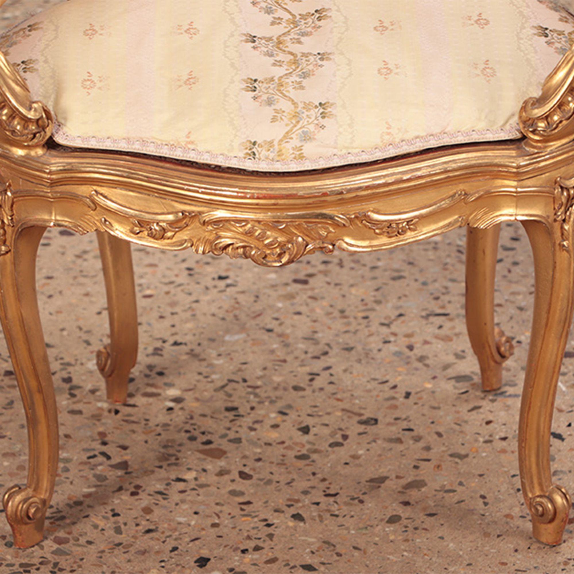 Bois doré Paire de chaises de bergère françaises de style Louis XV en bois doré et sculpté. Circa 1900  en vente