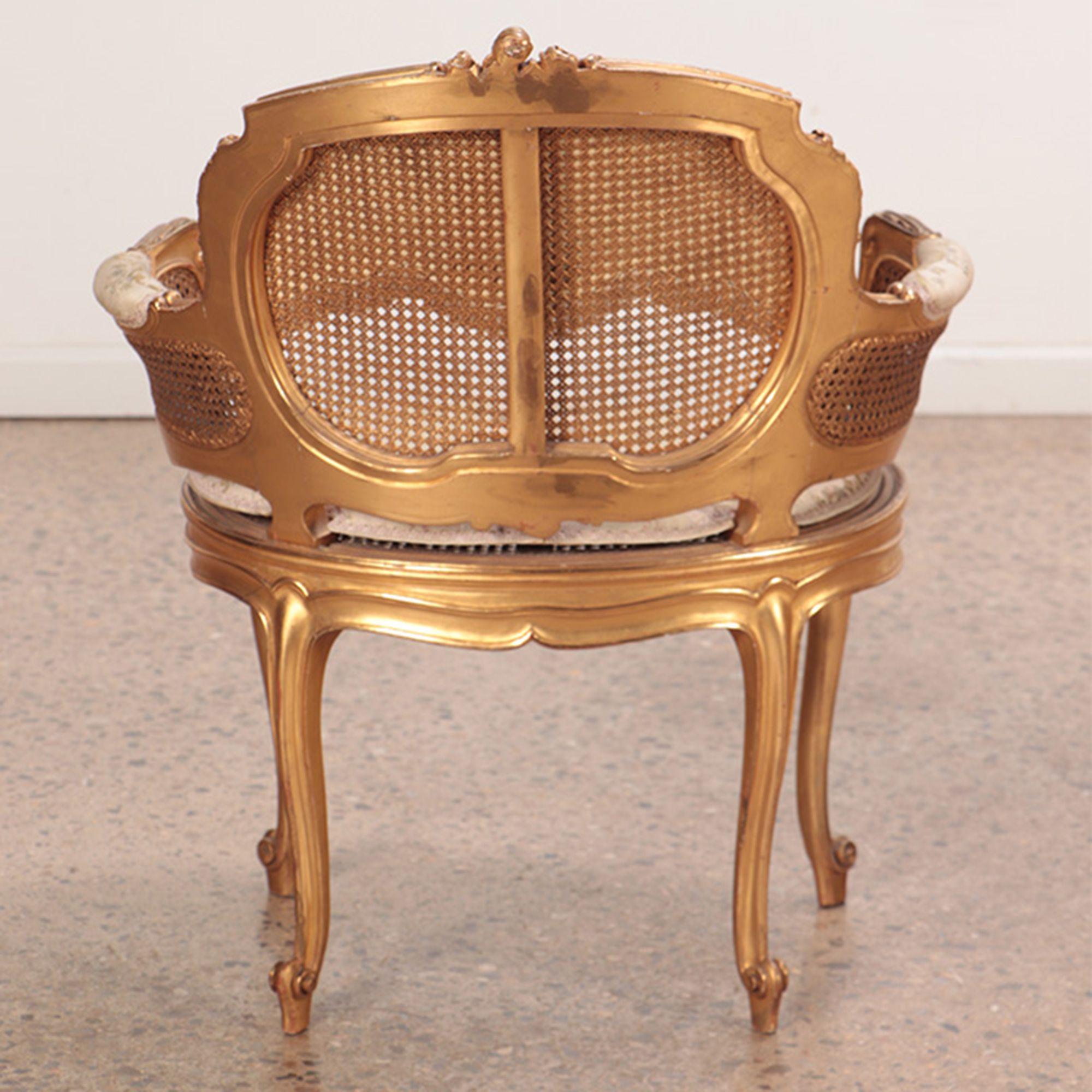 Paire de chaises de bergère françaises de style Louis XV en bois doré et sculpté. Circa 1900  en vente 1