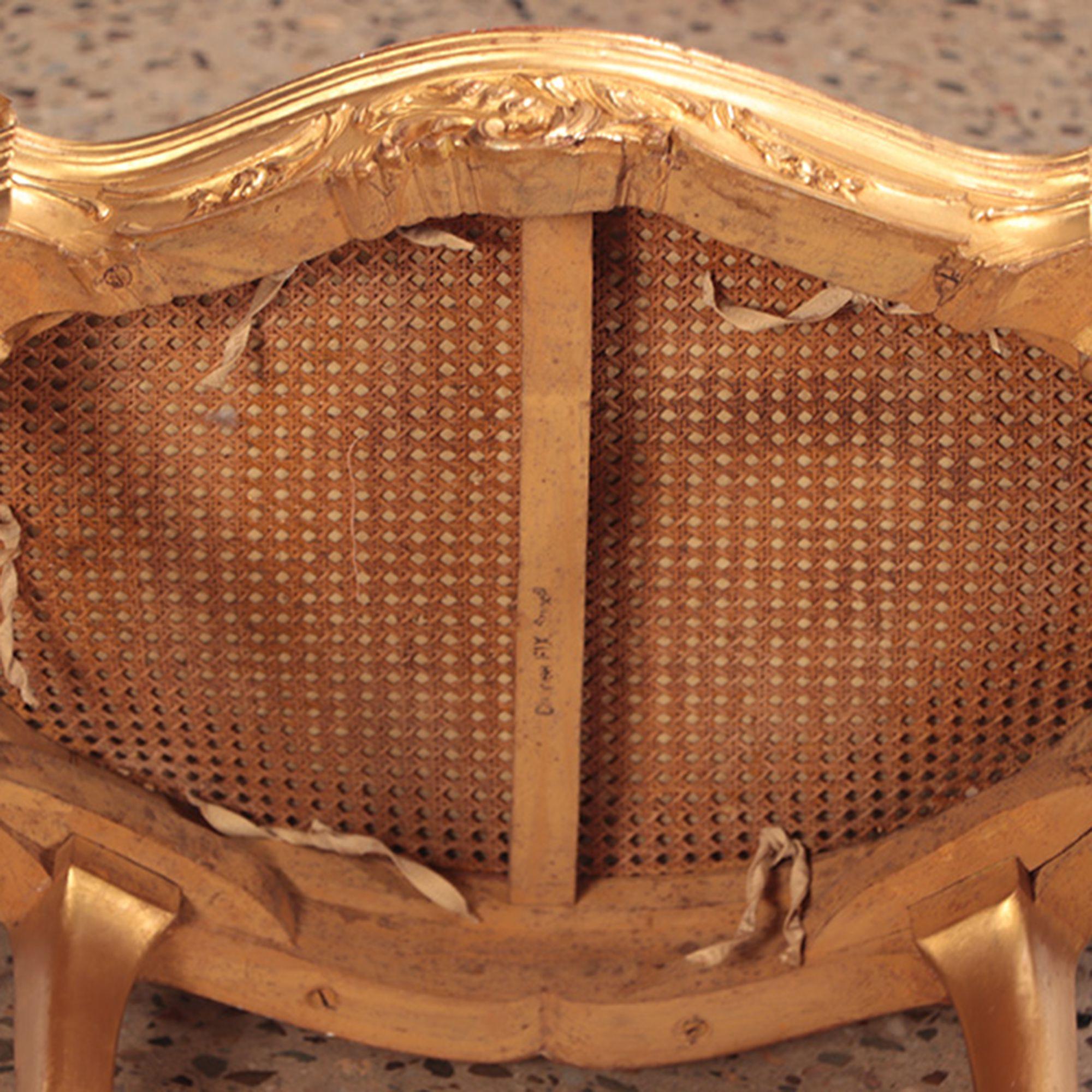 Paire de chaises de bergère françaises de style Louis XV en bois doré et sculpté. Circa 1900  en vente 2