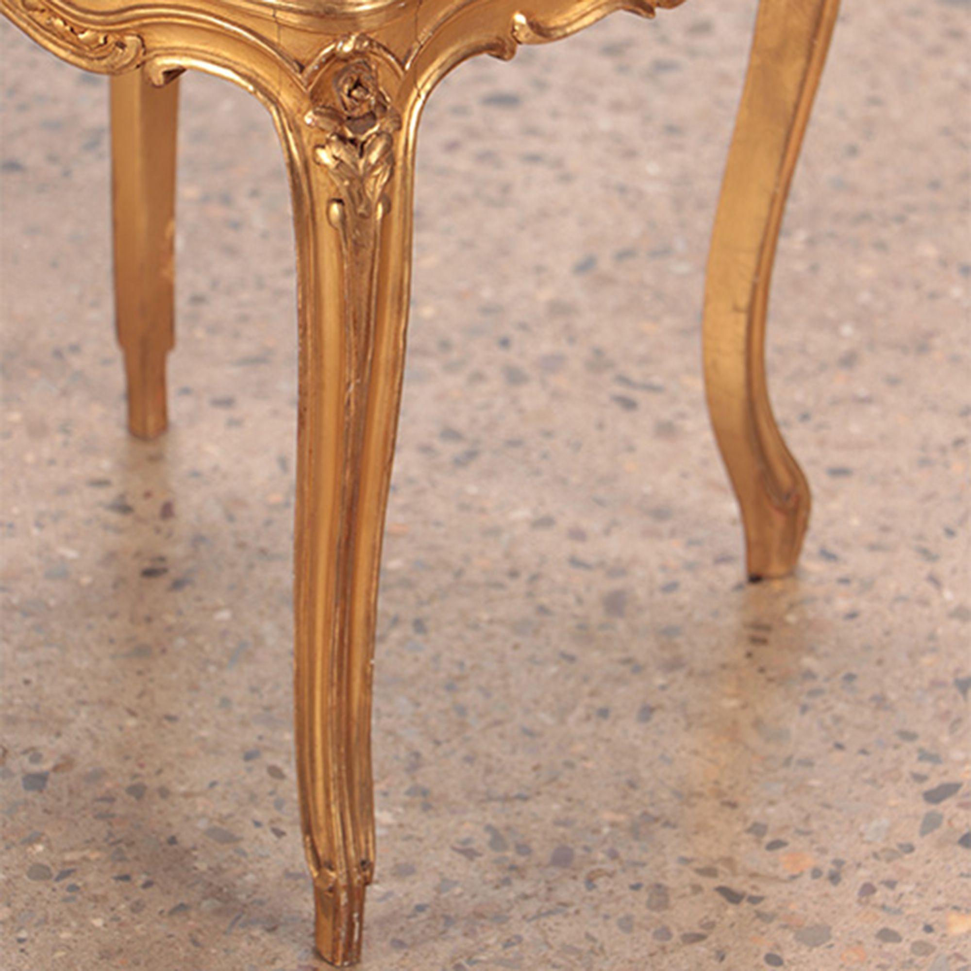 Paire de chaises d'appoint françaises de style Louis XV en bois doré et sculpté. Circa 1900 en vente 4