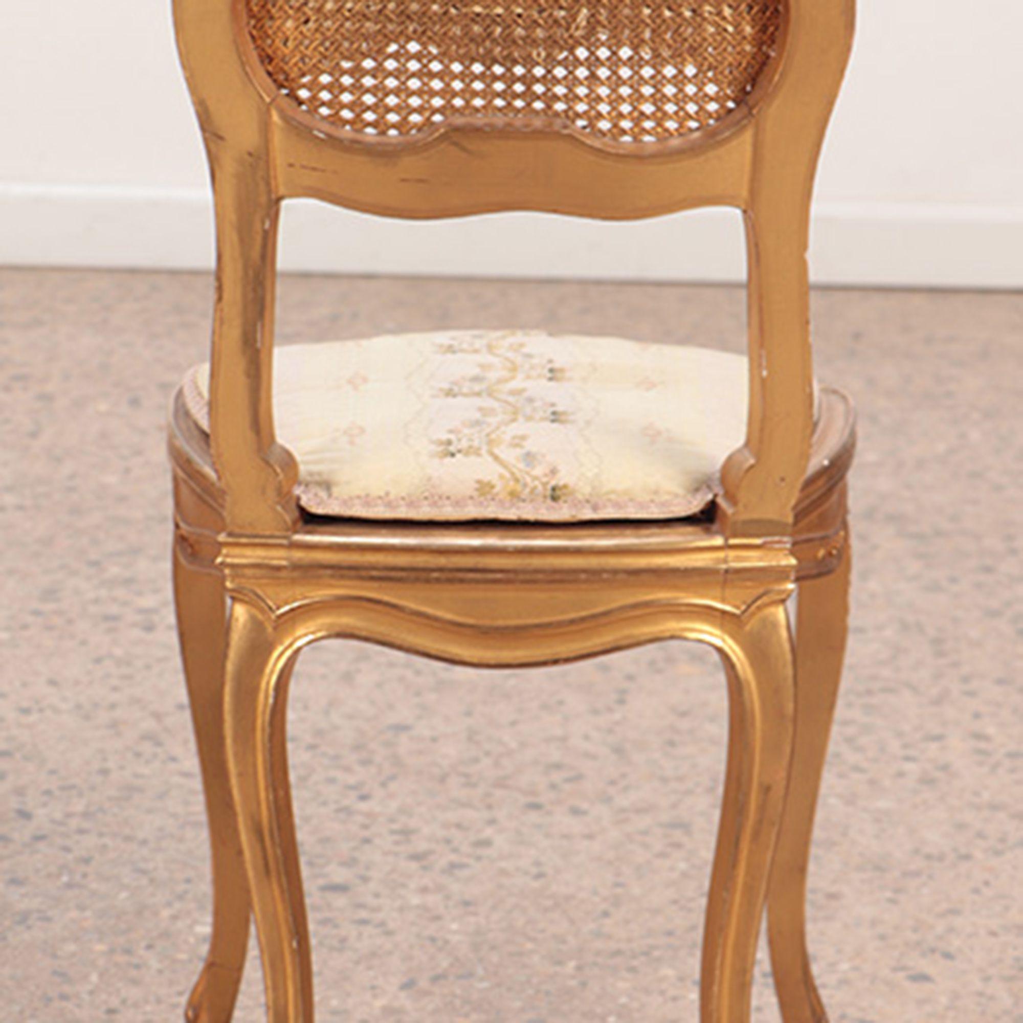 Paire de chaises d'appoint françaises de style Louis XV en bois doré et sculpté. Circa 1900 en vente 5