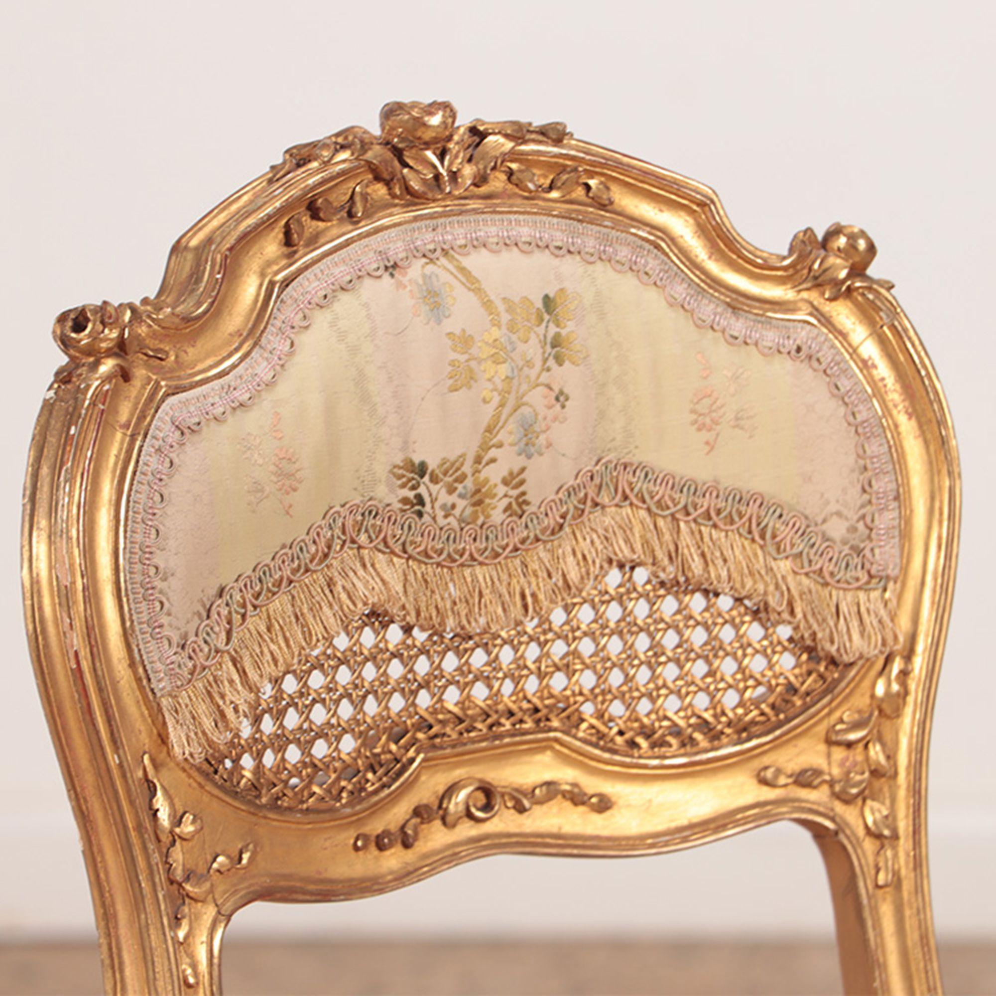 Français Paire de chaises d'appoint françaises de style Louis XV en bois doré et sculpté. Circa 1900 en vente
