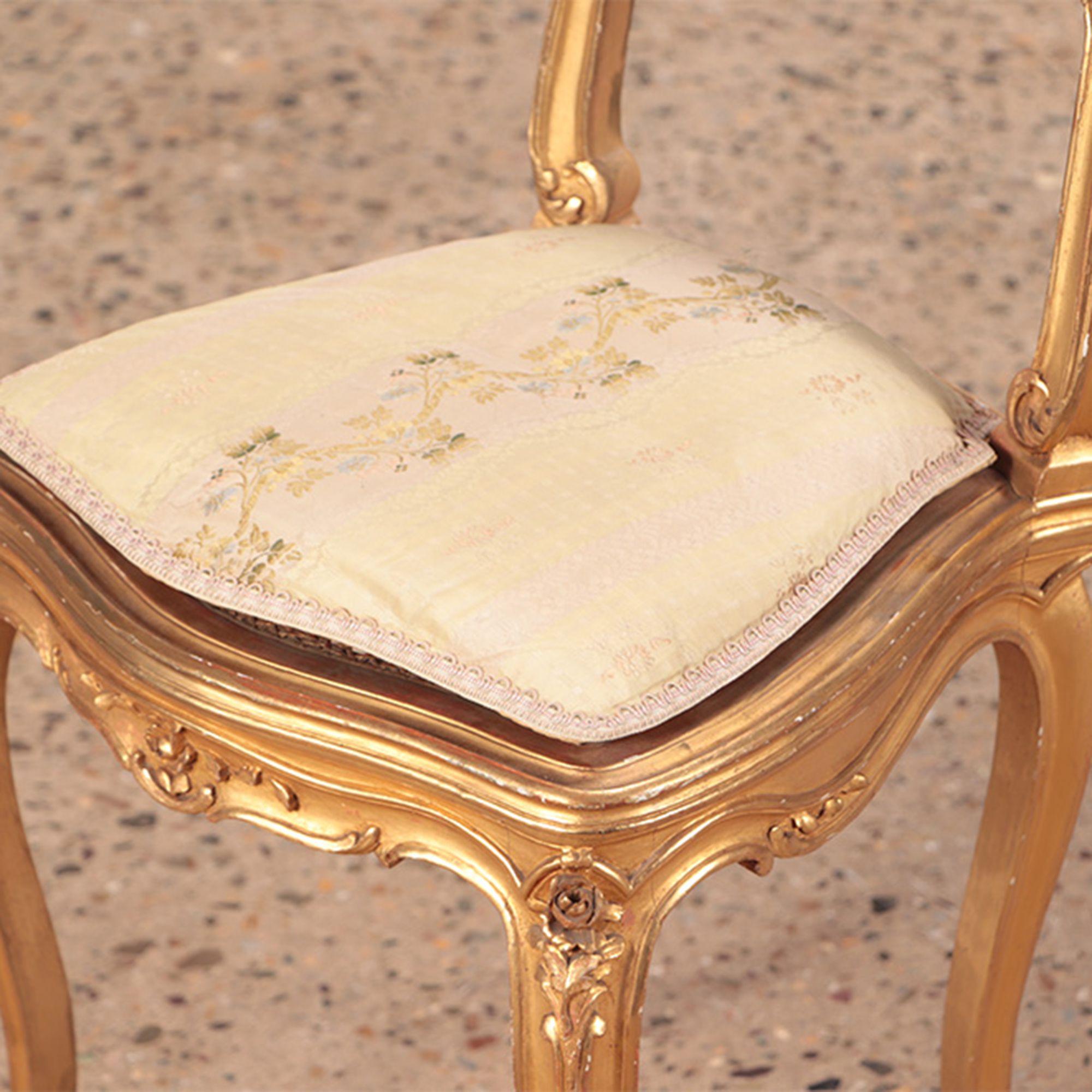 Paire de chaises d'appoint françaises de style Louis XV en bois doré et sculpté. Circa 1900 Bon état - En vente à Philadelphia, PA