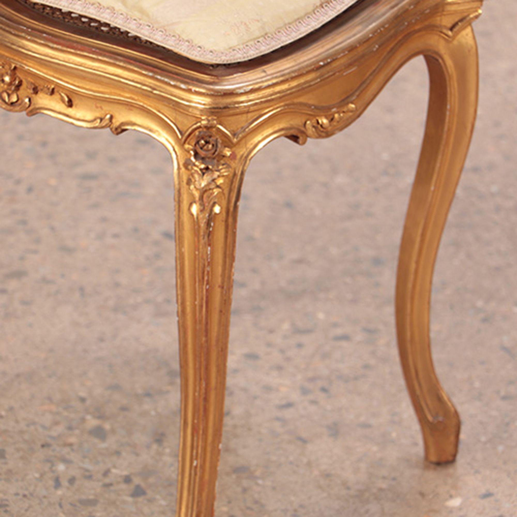 Début du 20ème siècle Paire de chaises d'appoint françaises de style Louis XV en bois doré et sculpté. Circa 1900 en vente