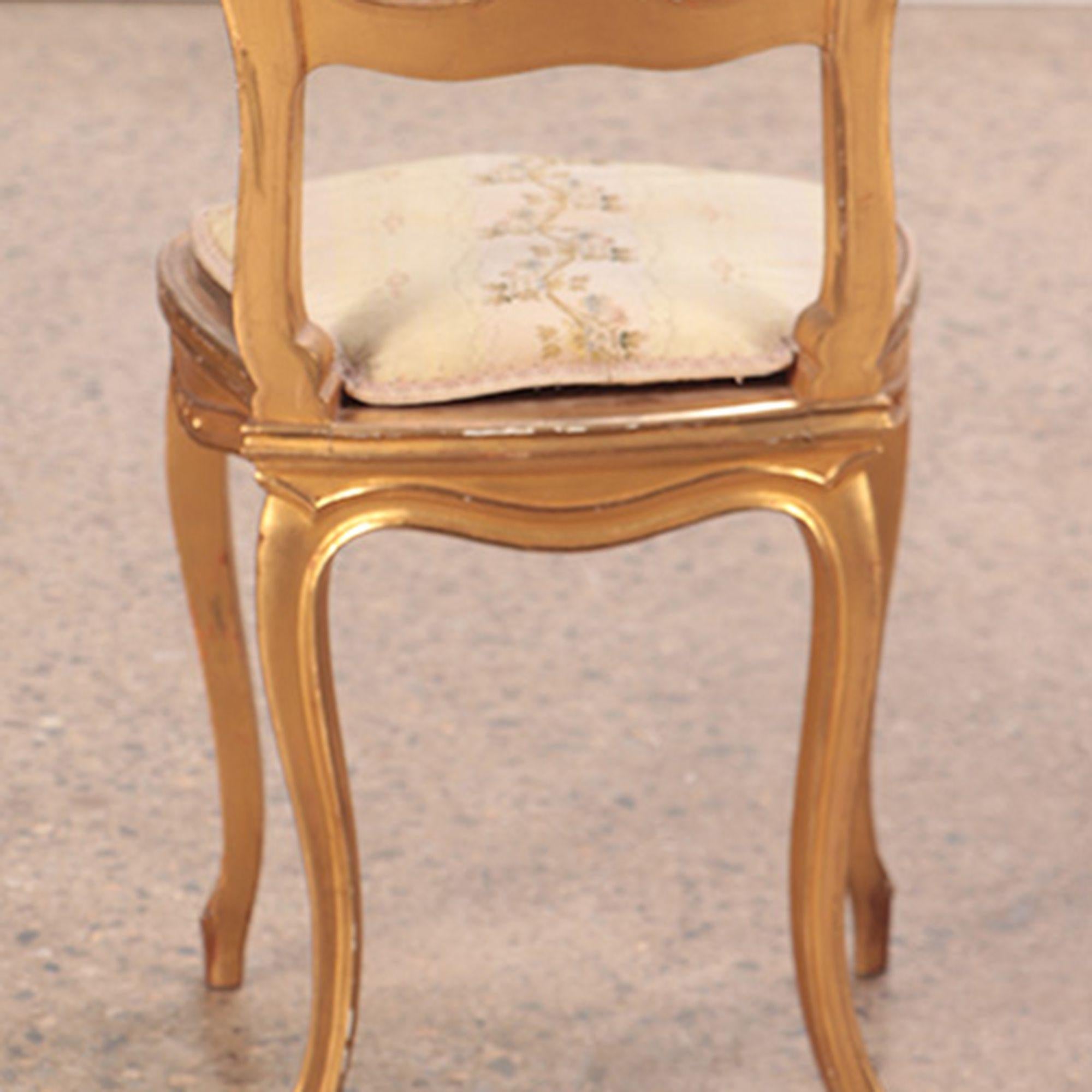 Bois doré Paire de chaises d'appoint françaises de style Louis XV en bois doré et sculpté. Circa 1900 en vente