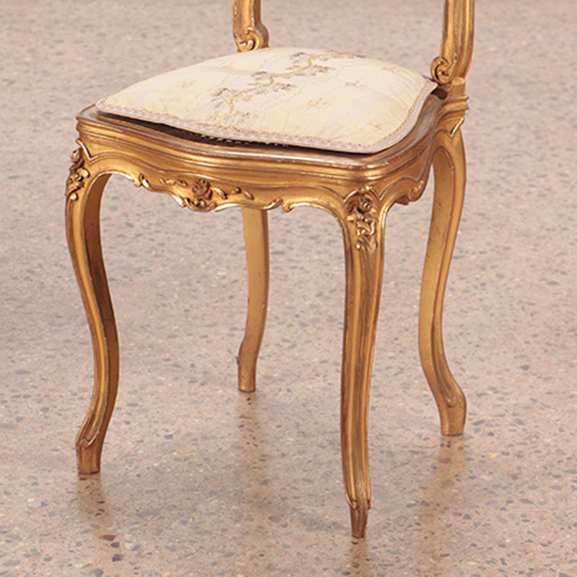 Paire de chaises d'appoint françaises de style Louis XV en bois doré et sculpté. Circa 1900 en vente 1