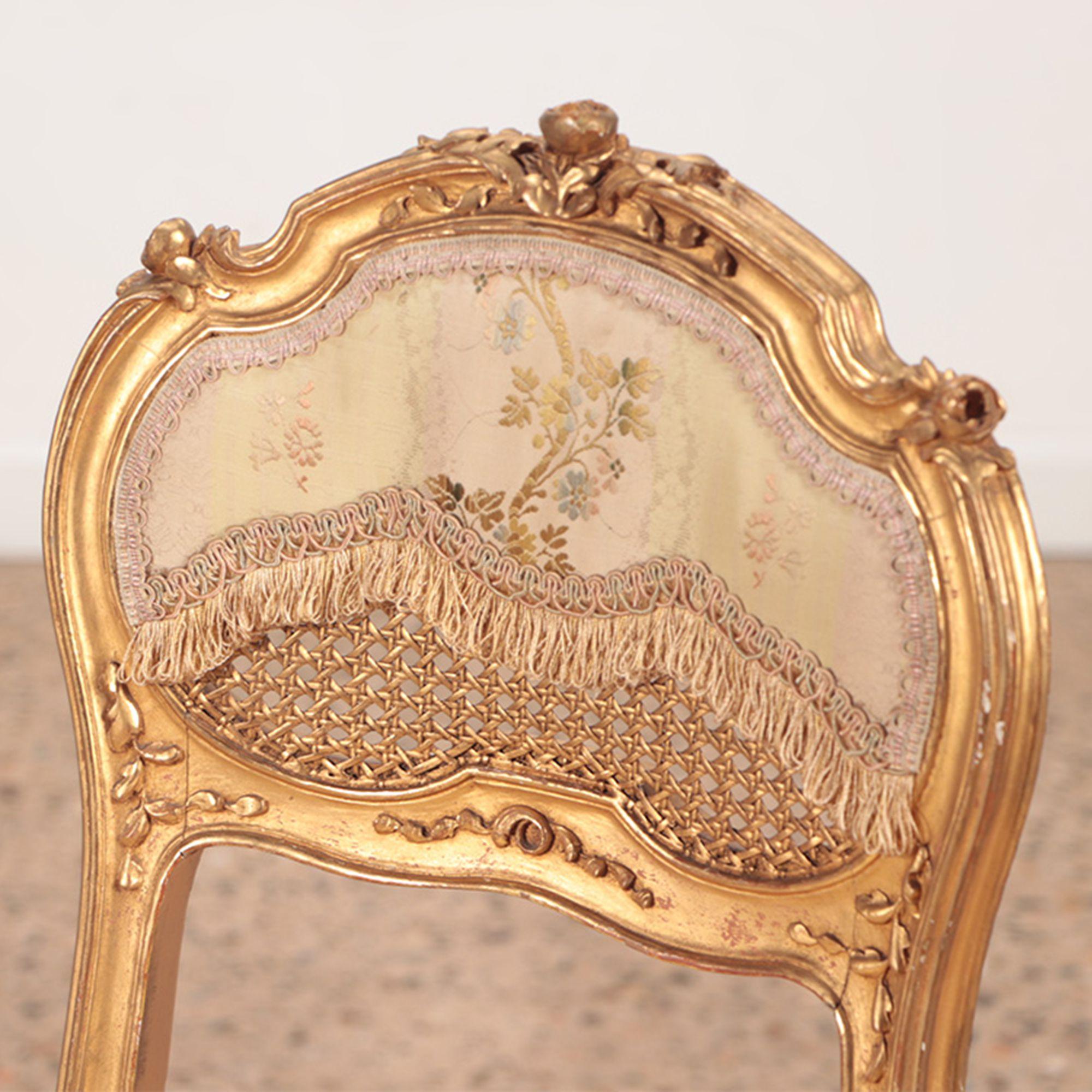 Paire de chaises d'appoint françaises de style Louis XV en bois doré et sculpté. Circa 1900 en vente 2
