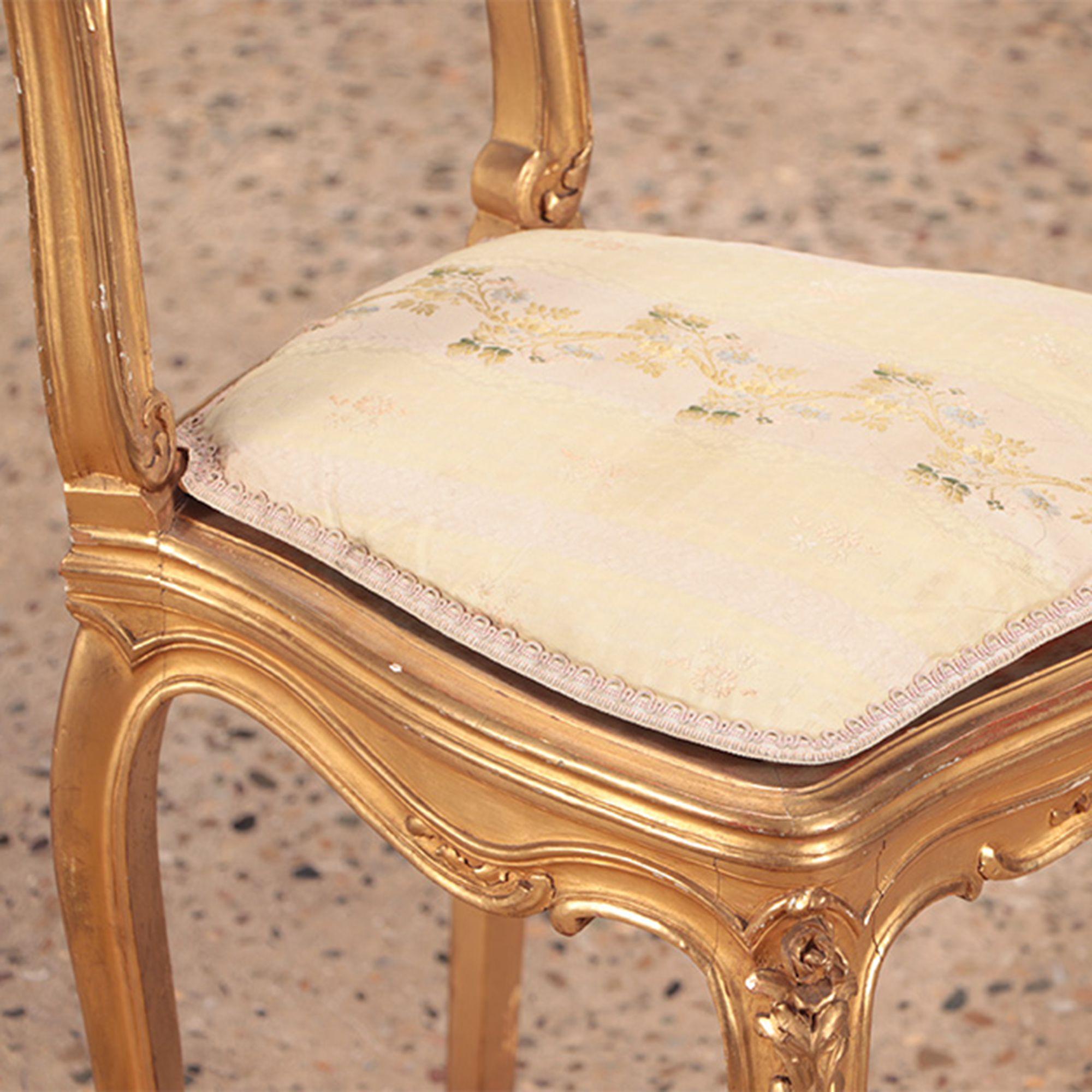 Paire de chaises d'appoint françaises de style Louis XV en bois doré et sculpté. Circa 1900 en vente 3