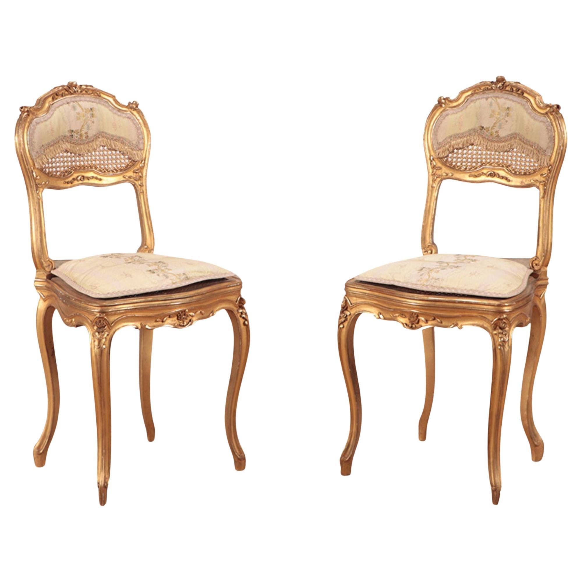 Paire de chaises d'appoint françaises de style Louis XV en bois doré et sculpté. Circa 1900