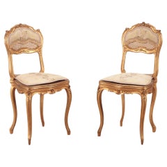 Paire de chaises d'appoint françaises de style Louis XV en bois doré et sculpté. Circa 1900