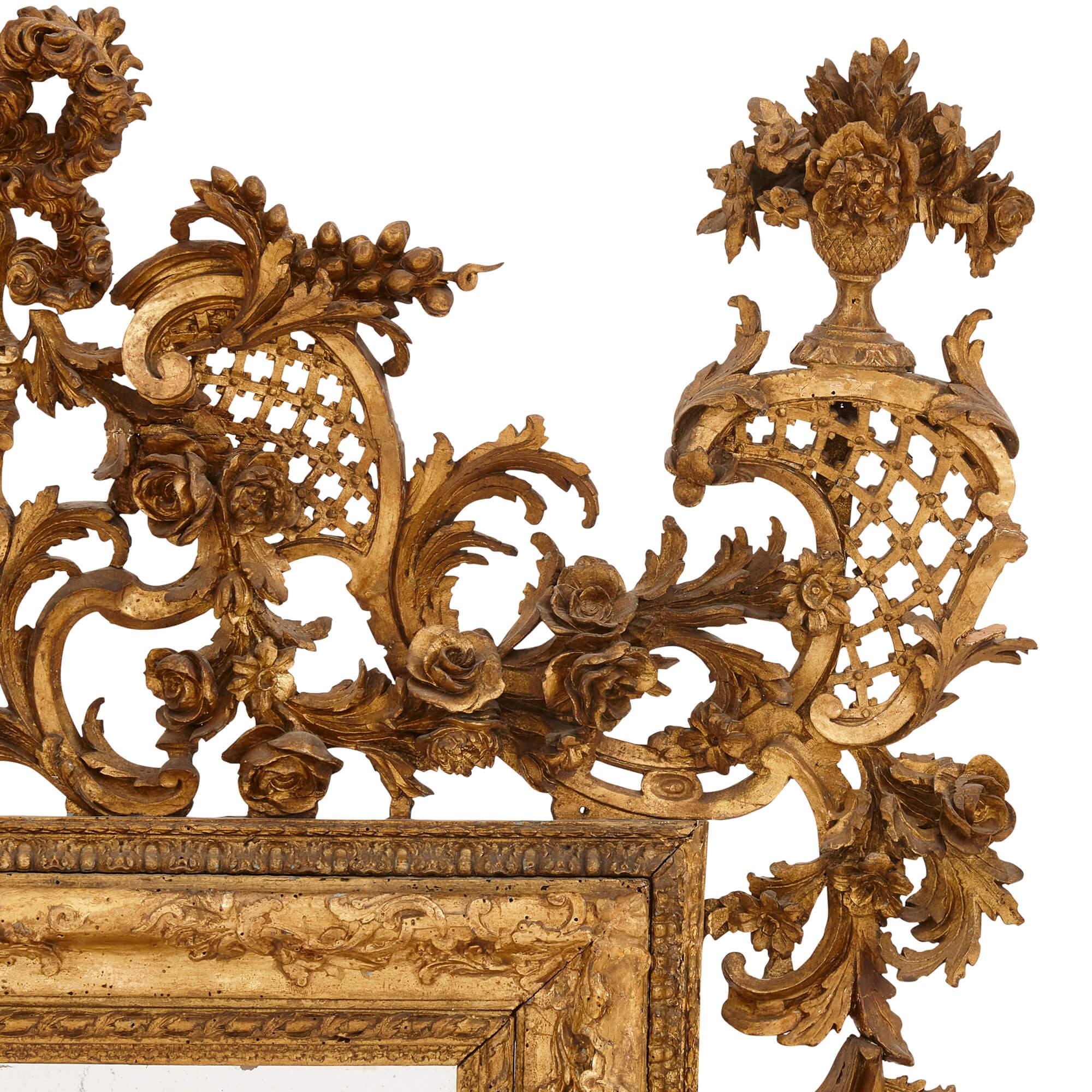 Paire de miroirs italiens anciens en bois doré et décorés en polychrome en vente 5