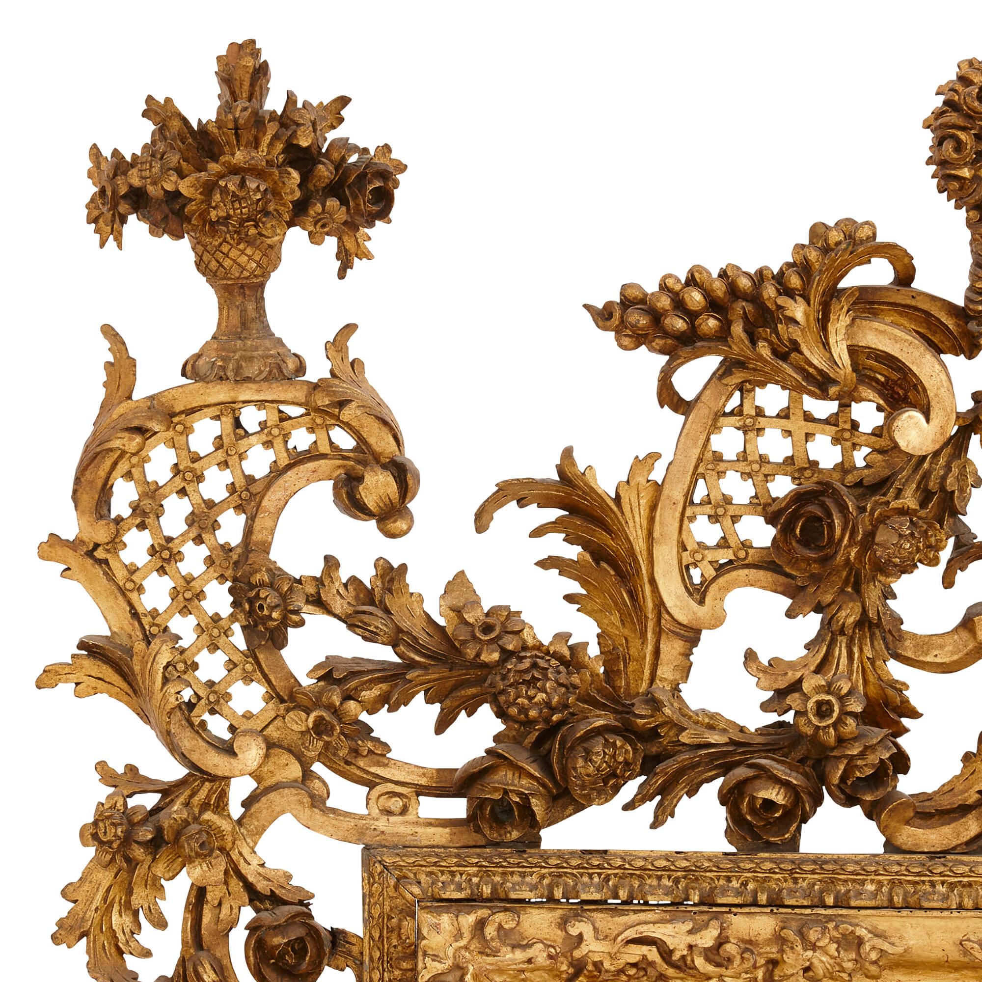 XVIIIe siècle Paire de miroirs italiens anciens en bois doré et décorés en polychrome en vente