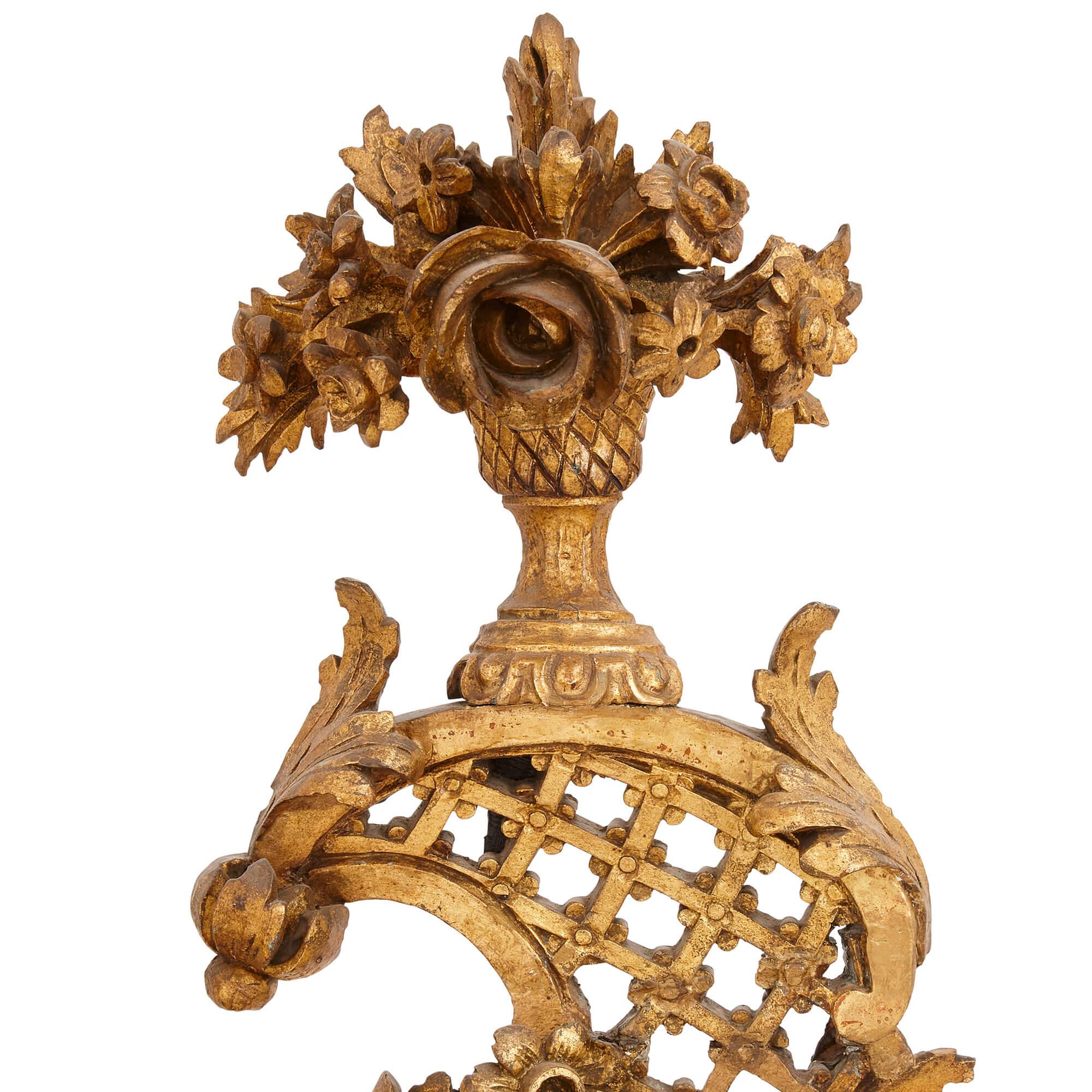 Bois doré Paire de miroirs italiens anciens en bois doré et décorés en polychrome en vente