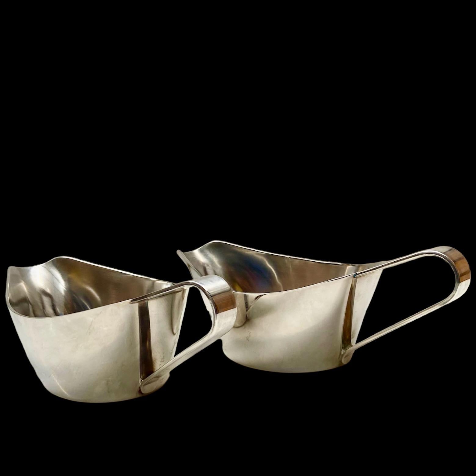 un Par de pequeñas y elegantes salseras Gio Ponti de 30CL chapadas en plata para Berndorf, Austria. 
Disponemos de un amplio inventario de Gio Ponti /Arthur Krupp.
Así que, por favor, avísanos si buscas un artículo concreto.
Ten en cuenta que a