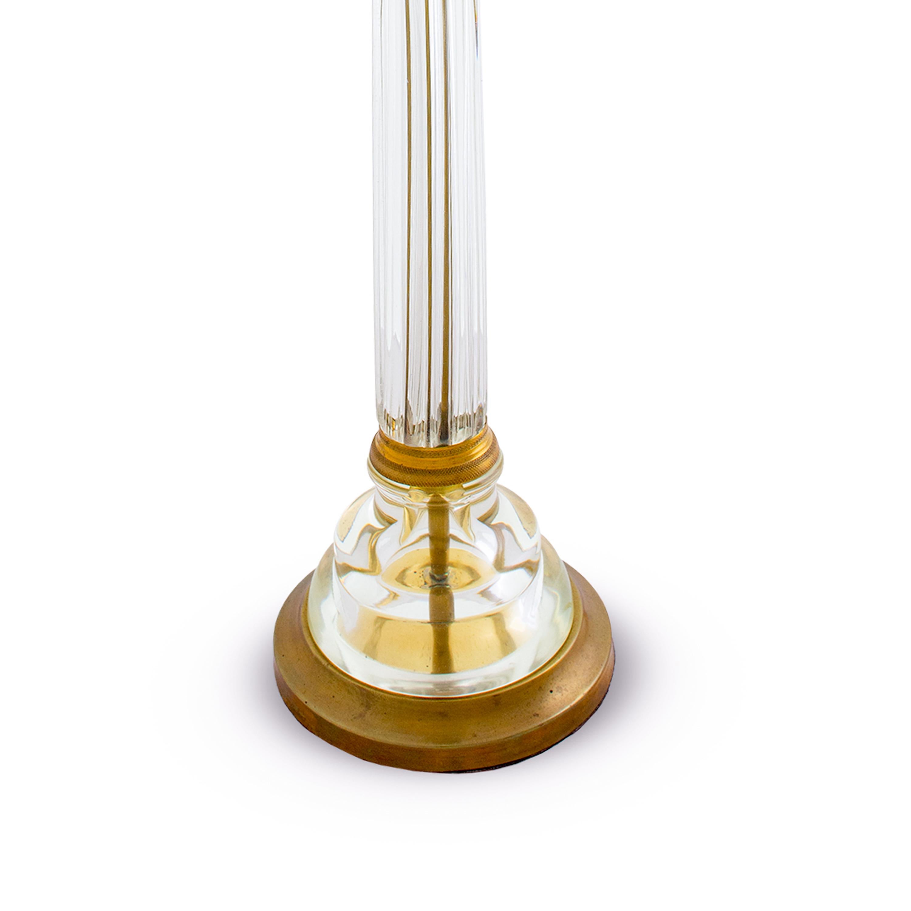 Il s'agit d'une paire de lampes en verre à colonnes dans un style Empire classique. Ces lampes majestueuses reposent sur une base ronde en verre à gradins sur un socle en métal doré.