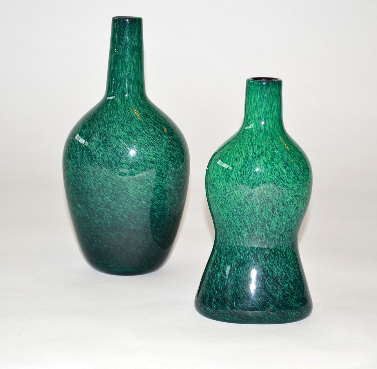 Ein Paar Glasvasen von Toni Zuccheri für Barovier & Toso Murano Italien 1980er
Grüne und schwarze mundgeblasene Glasvasen, Gefäße oder Flaschen, beide signiert. Der Preis gilt für das Paar. Maße: Größer 10,5