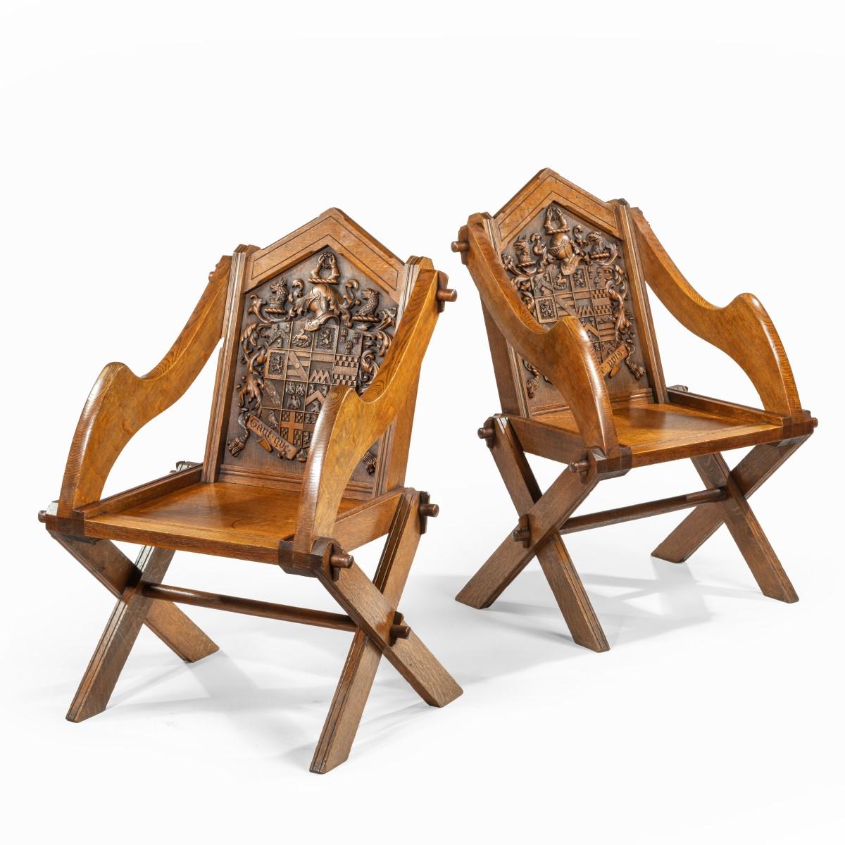 Anglais Une paire de chaises Glastonbury fabriquées pour les Pembertons de Durham en vente