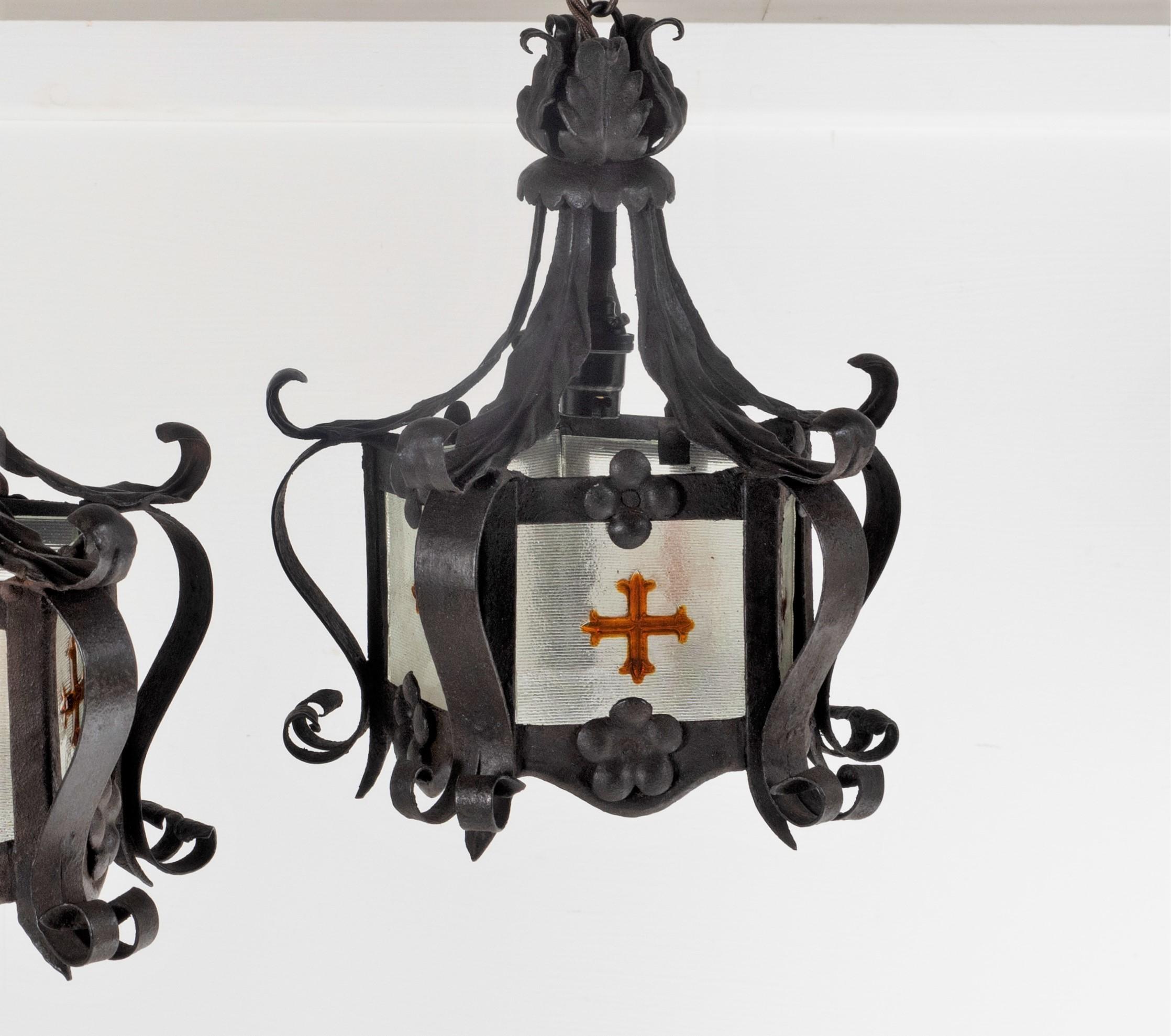 Pair of Glazed 19th C, Aesthetic Lantern Pendants with Gothic Stained Glass In Good Condition For Sale In Llanbrynmair, GB