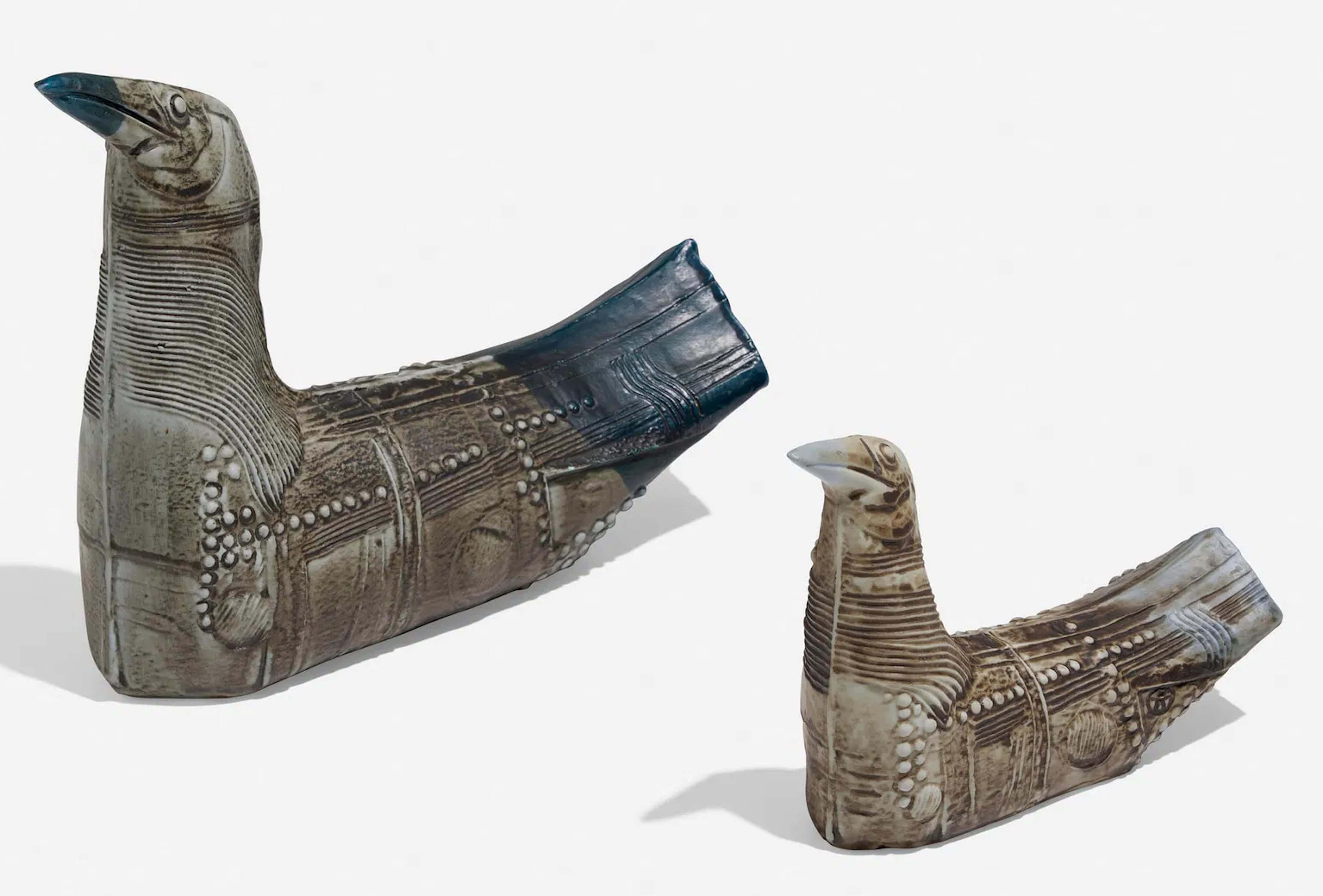 Bertil Vallien
Rörstrand Schweden, ca. 1965
Ein Paar Vogelskulpturen aus glasiertem Porzellan.
8,25 h × 11 b × 4 t in
5,25 h × 7 b × 2,25 t in

Bertil Vallien ist der mit Abstand international bekannteste Glaskünstler und Designer Schwedens. Er hat