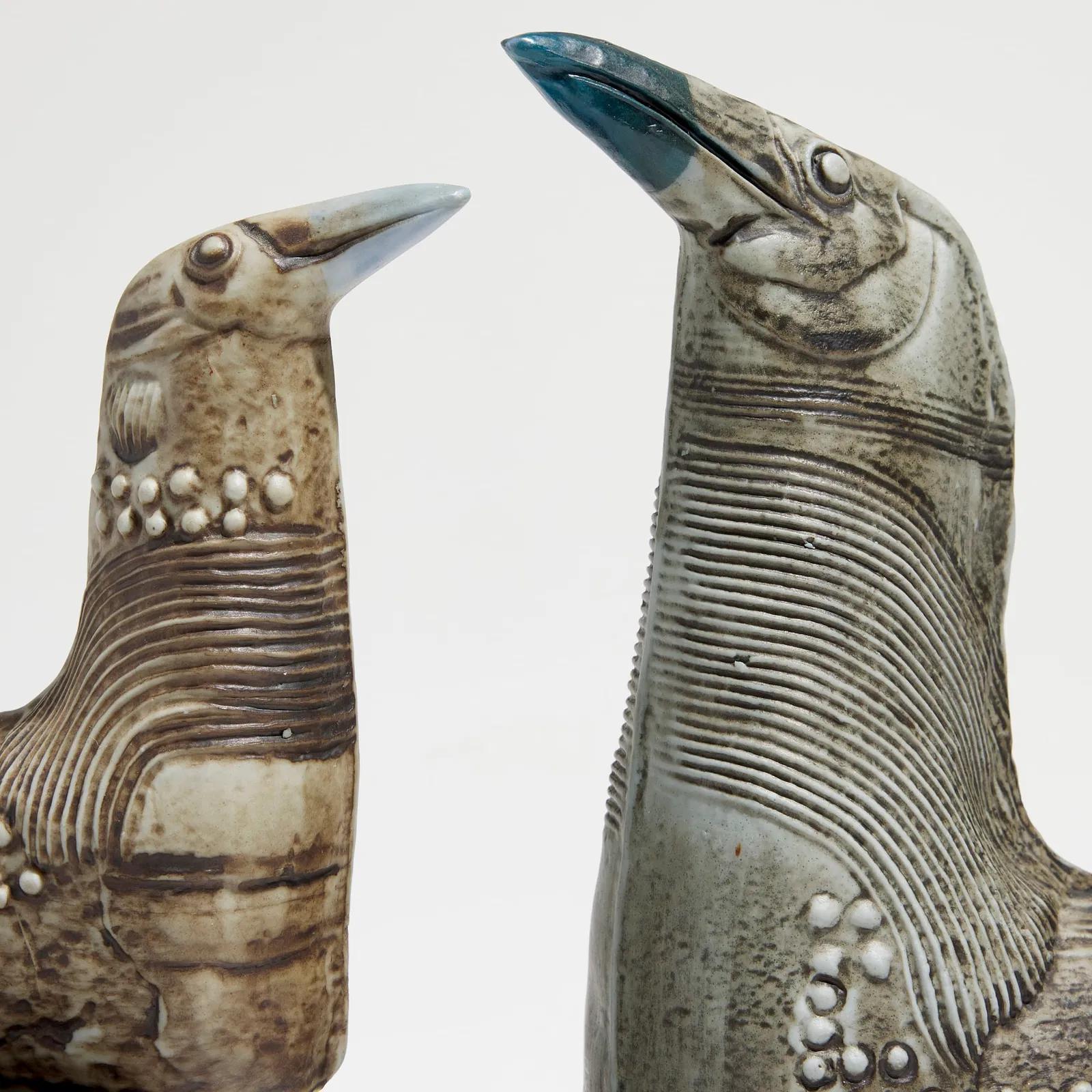 Ein Paar glasierte Vogelskulpturen aus Porzellan von Bertil Vallien (Schwedisch) im Angebot