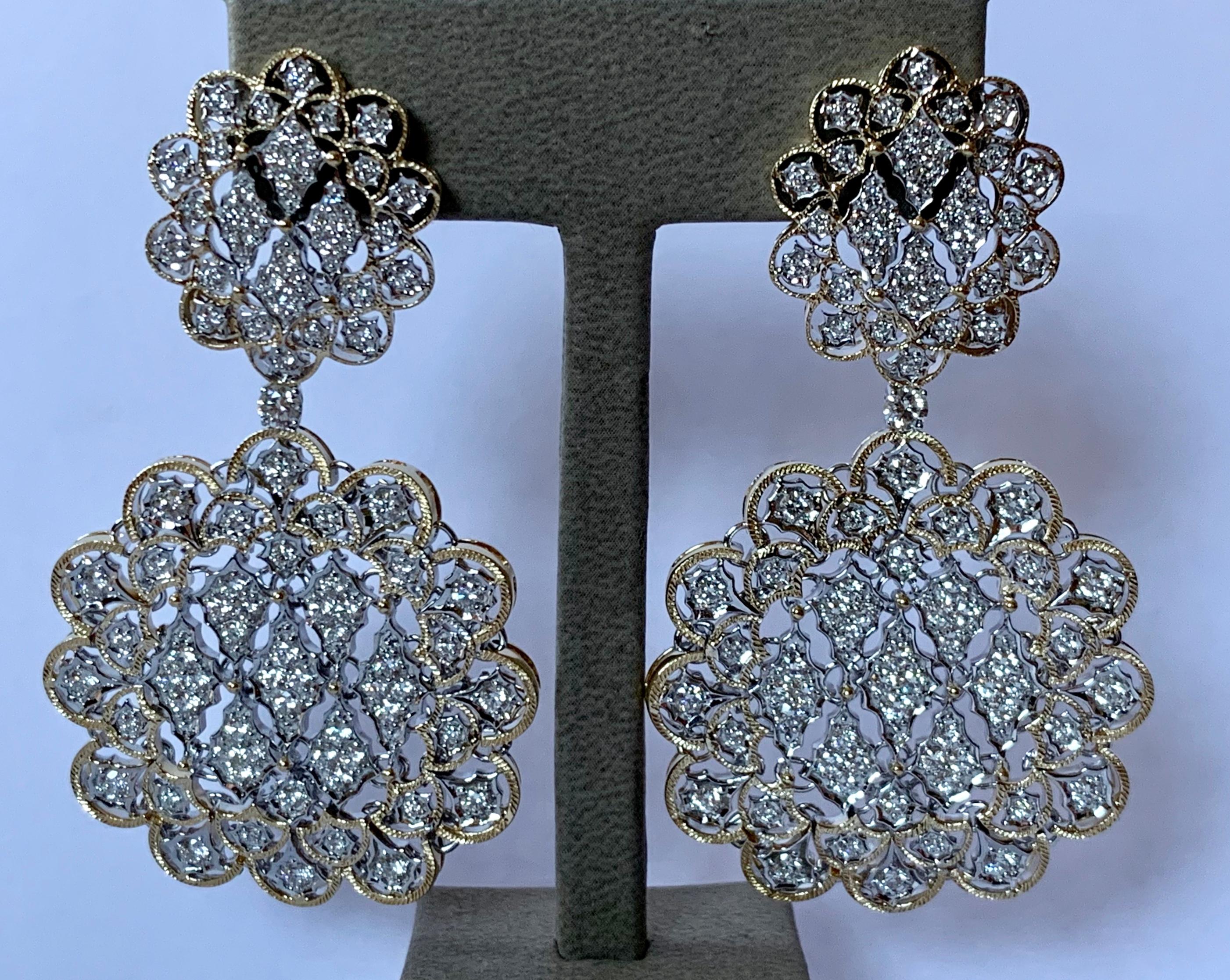 Pair of Glorious 18 Karat White and Yellow Gold Earrings with Diamonds In New Condition For Sale In Zurich, Zollstrasse