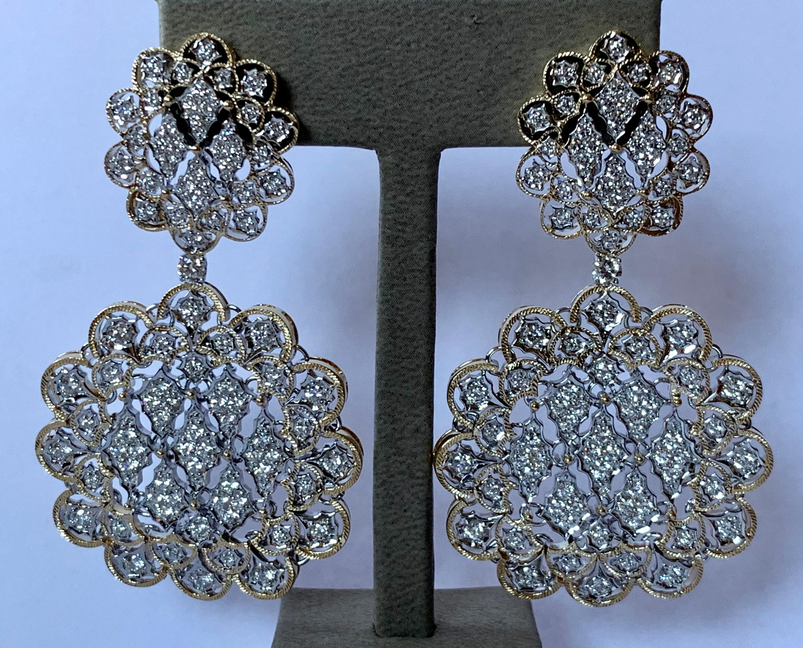 Ein Paar glorreiche Ohrringe aus 18 Karat Weiß- und Gelbgold mit Diamanten im Angebot 1