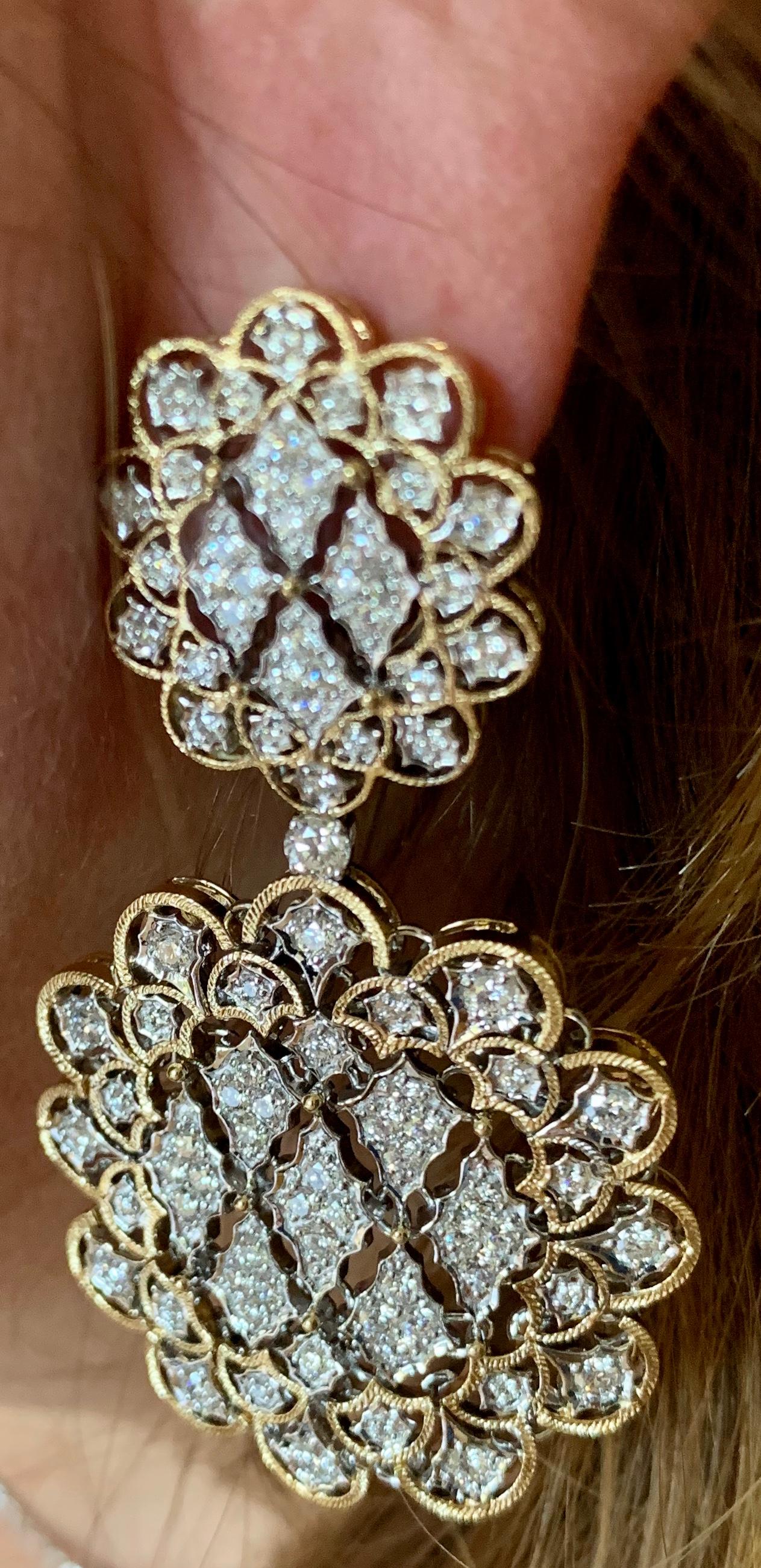 Ein Paar glorreiche Ohrringe aus 18 Karat Weiß- und Gelbgold mit Diamanten im Angebot 3