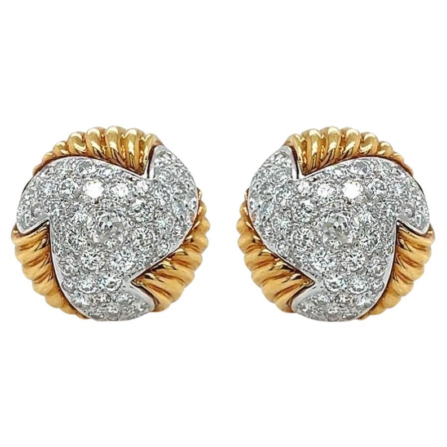 Ein Paar Gold- und Diamant-Ohrringe im Angebot