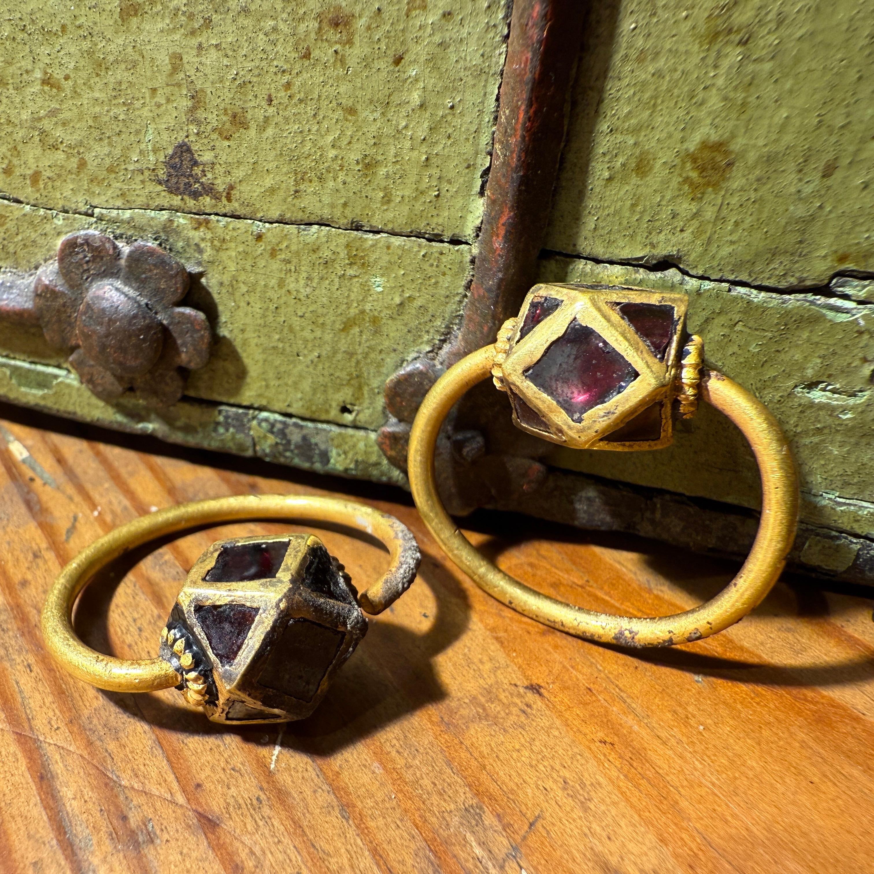 Paire de boucles d'oreilles polygonales en or et grenat. Ostrogothique, vers le 6ème siècle A.D. en vente 6