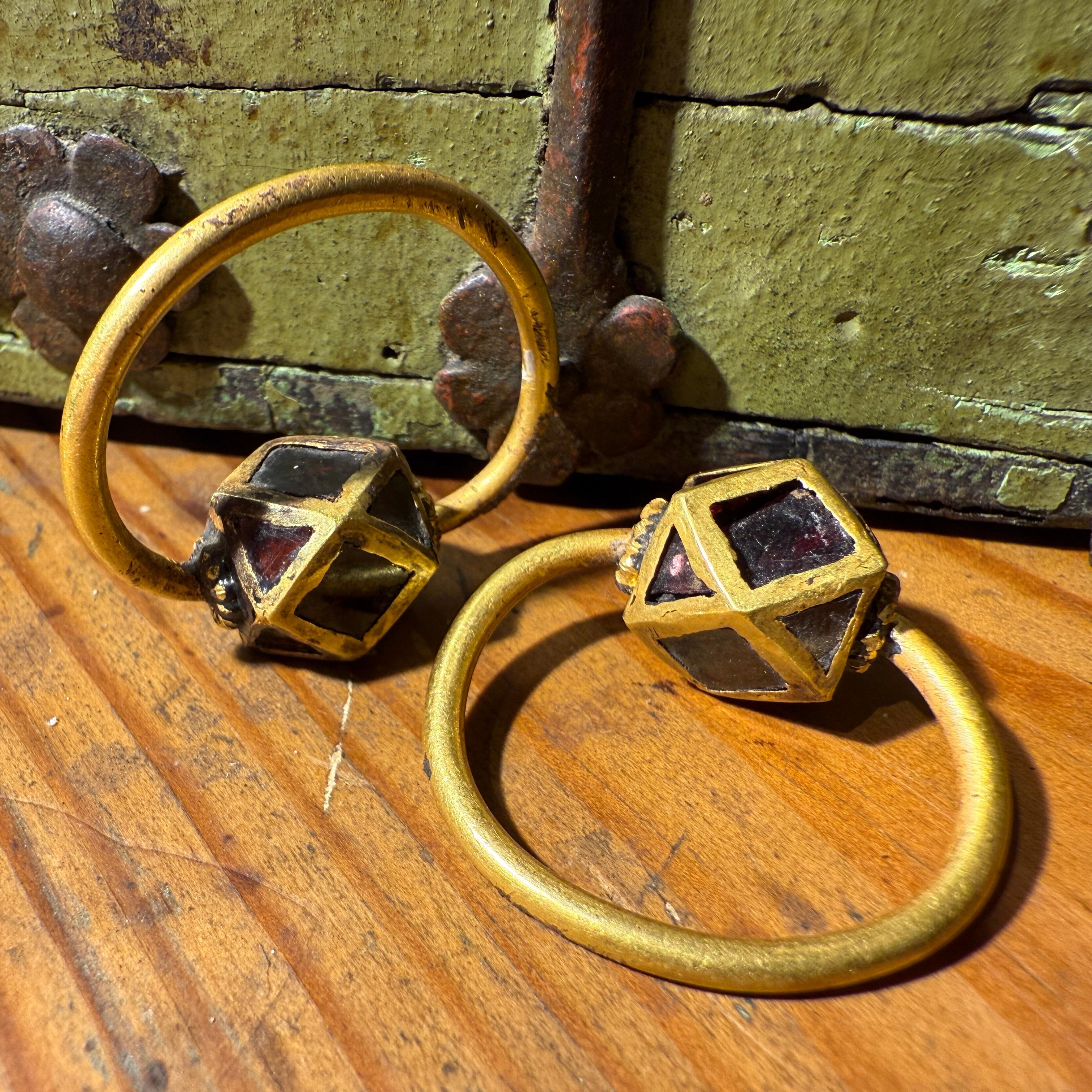 Paire de boucles d'oreilles polygonales en or et grenat. Ostrogothique, vers le 6ème siècle A.D. en vente 7