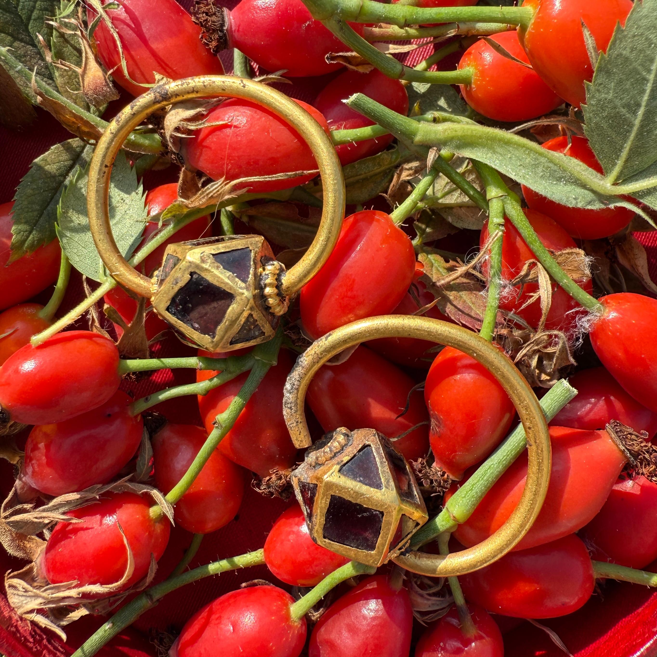 Paire de boucles d'oreilles polygonales en or et grenat. Ostrogothique, vers le 6ème siècle A.D. en vente 8