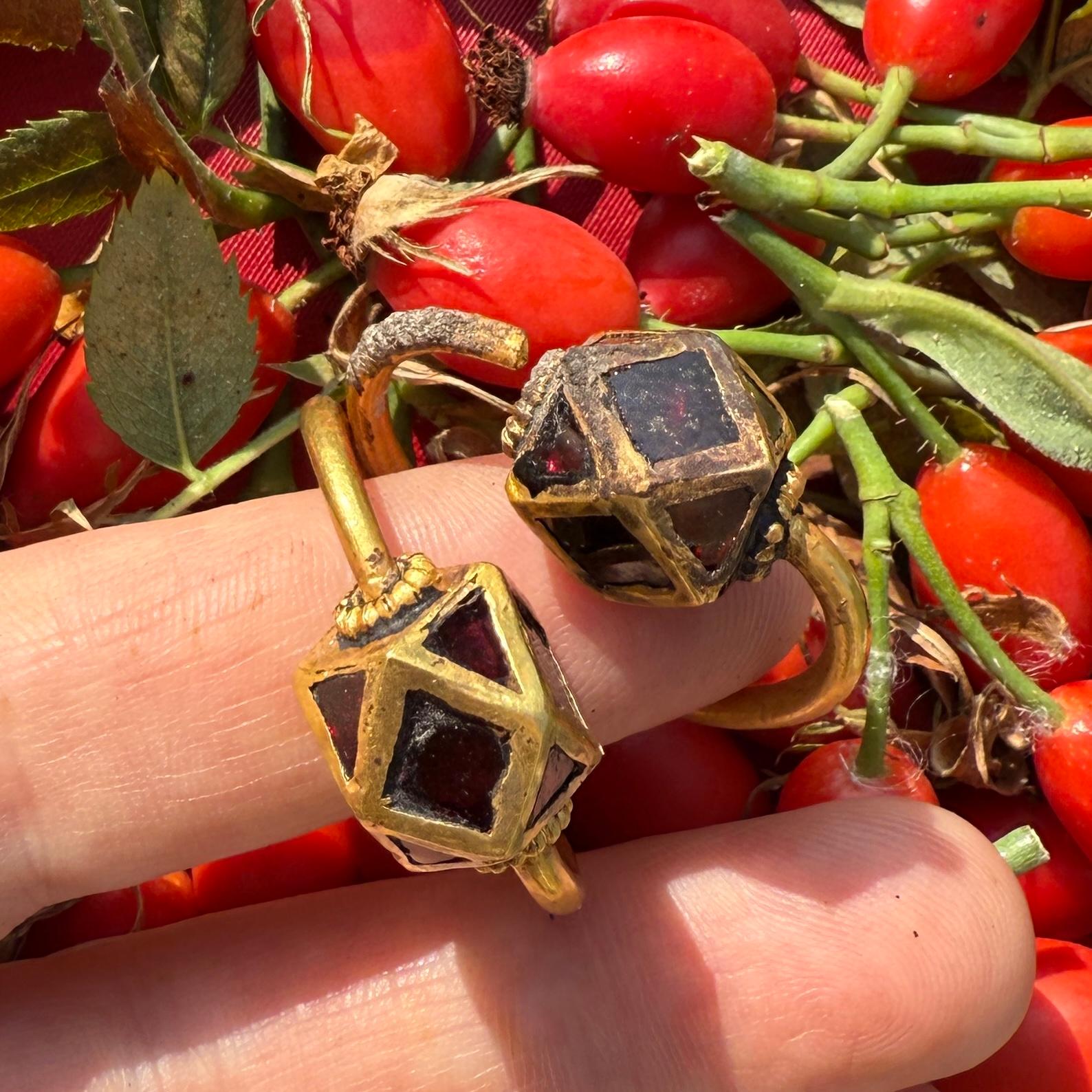 Paire de boucles d'oreilles polygonales en or et grenat. Ostrogothique, vers le 6ème siècle A.D. en vente 9