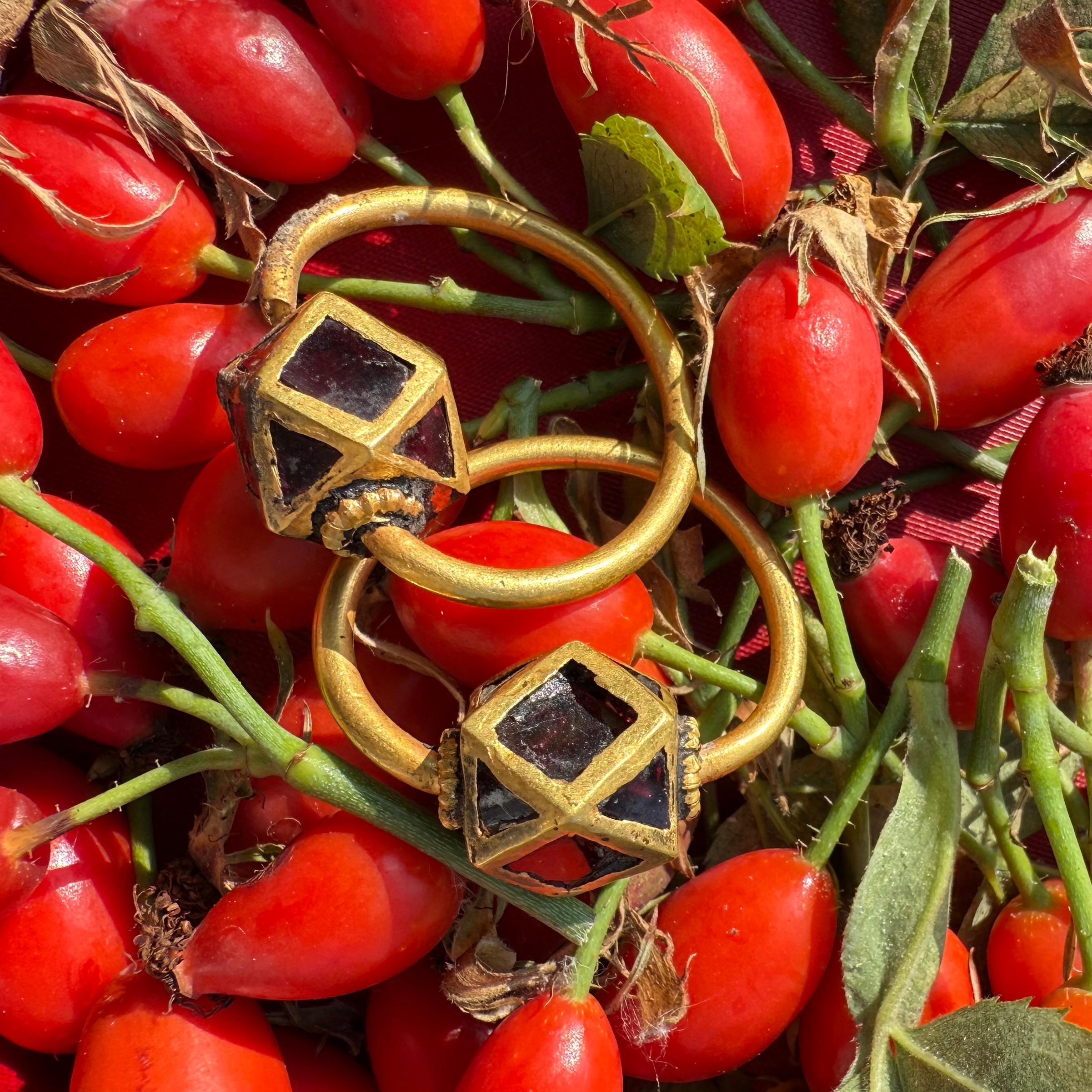 Paire de boucles d'oreilles polygonales en or et grenat. Ostrogothique, vers le 6ème siècle A.D. en vente 11
