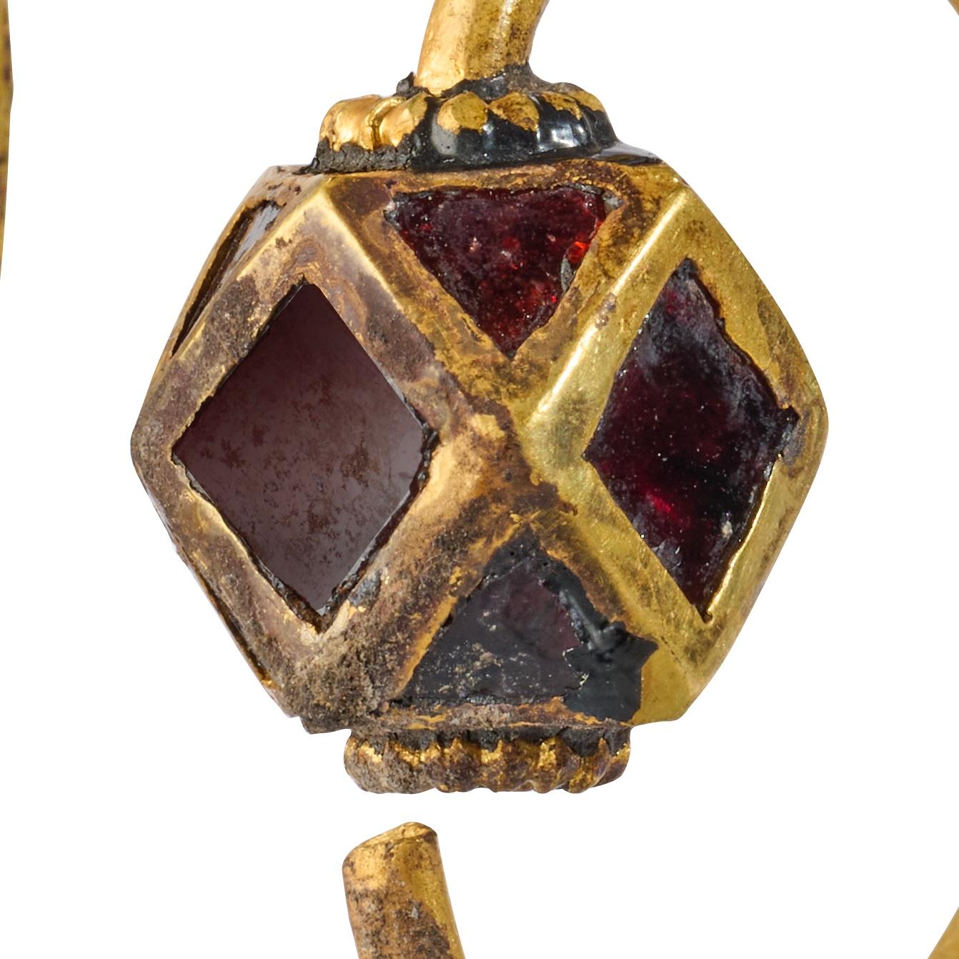 Paire de boucles d'oreilles polygonales en or et grenat. Ostrogothique, vers le 6ème siècle A.D. Bon état - En vente à London, GB