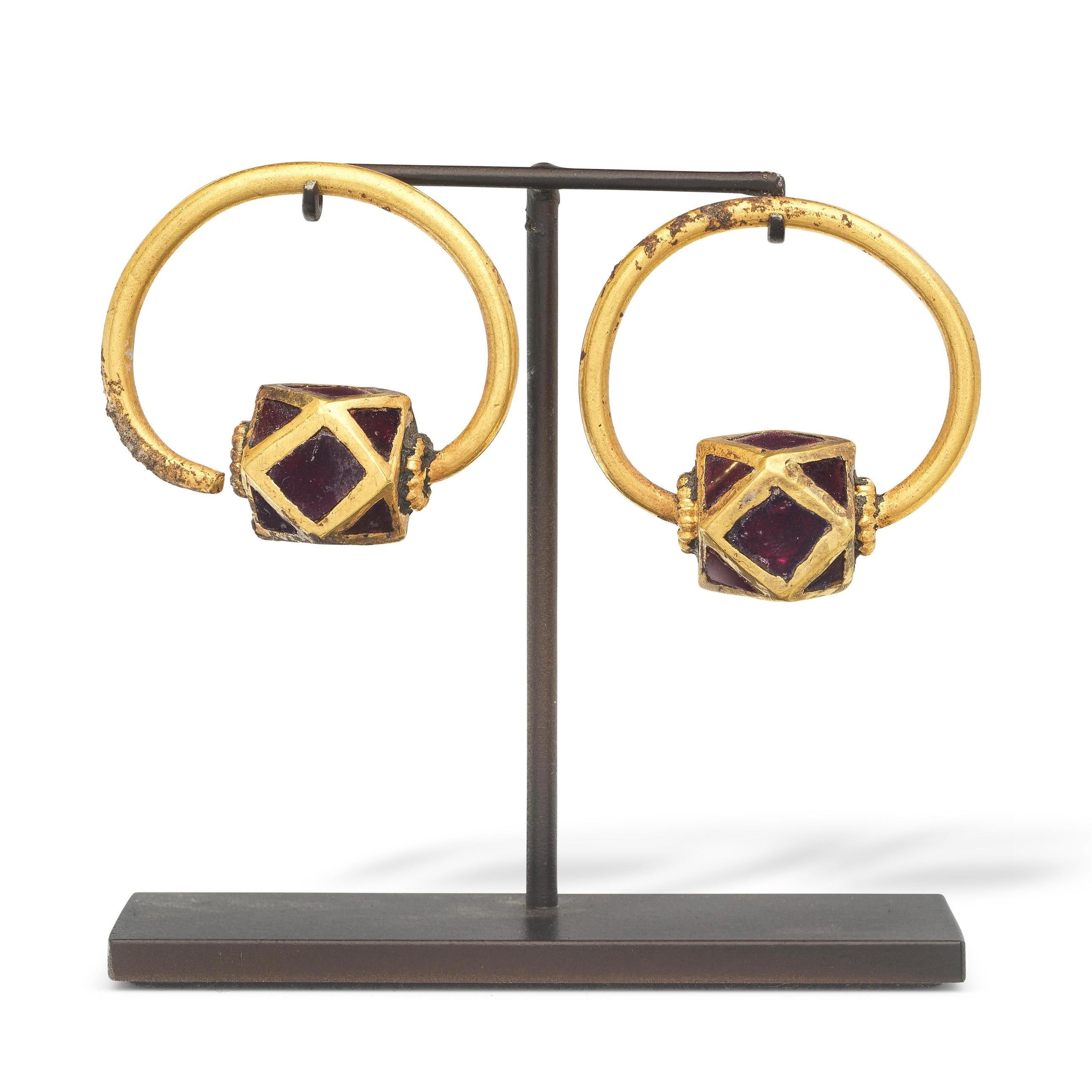 Paire de boucles d'oreilles polygonales en or et grenat. Ostrogothique, vers le 6ème siècle A.D. Unisexe en vente