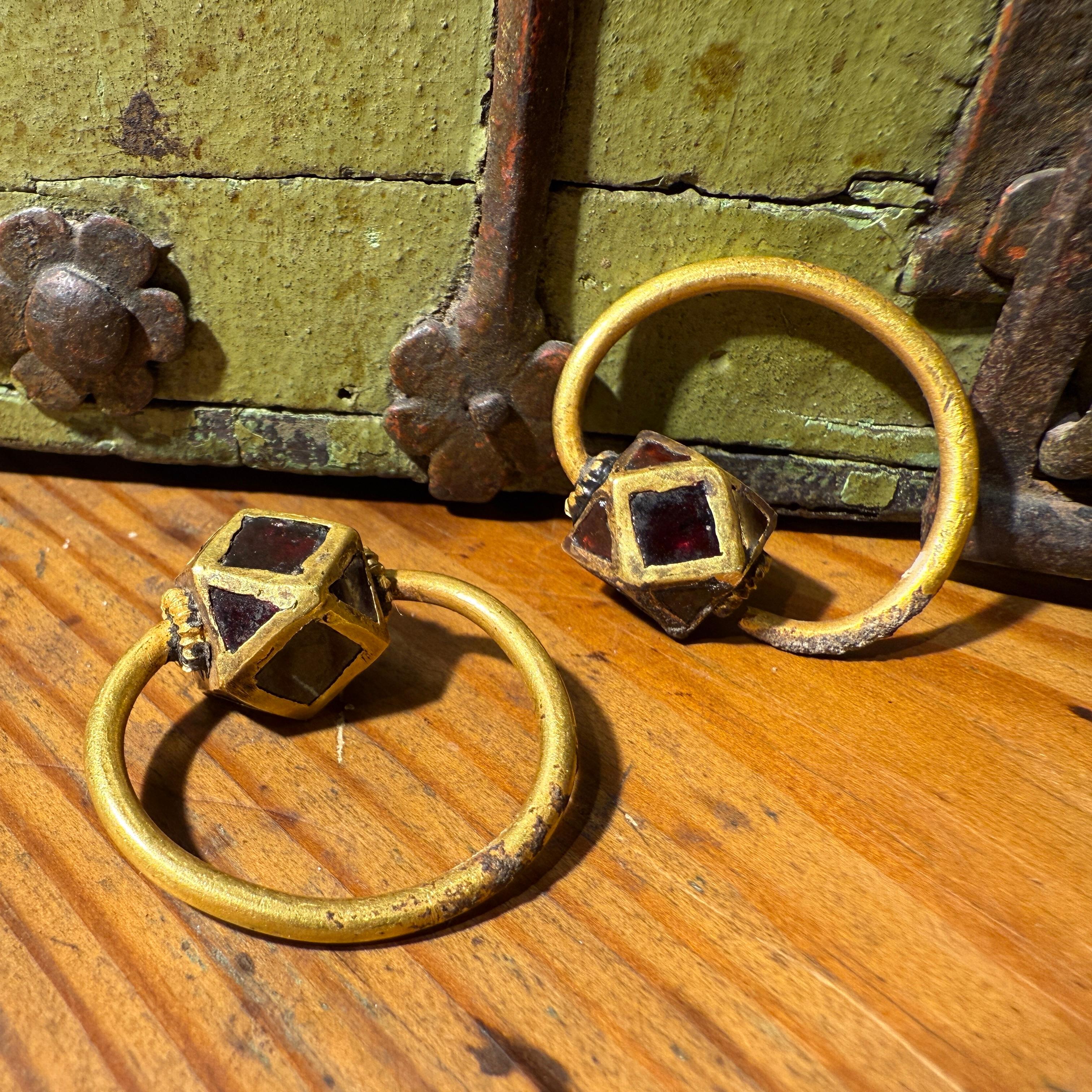 Paire de boucles d'oreilles polygonales en or et grenat. Ostrogothique, vers le 6ème siècle A.D. en vente 1