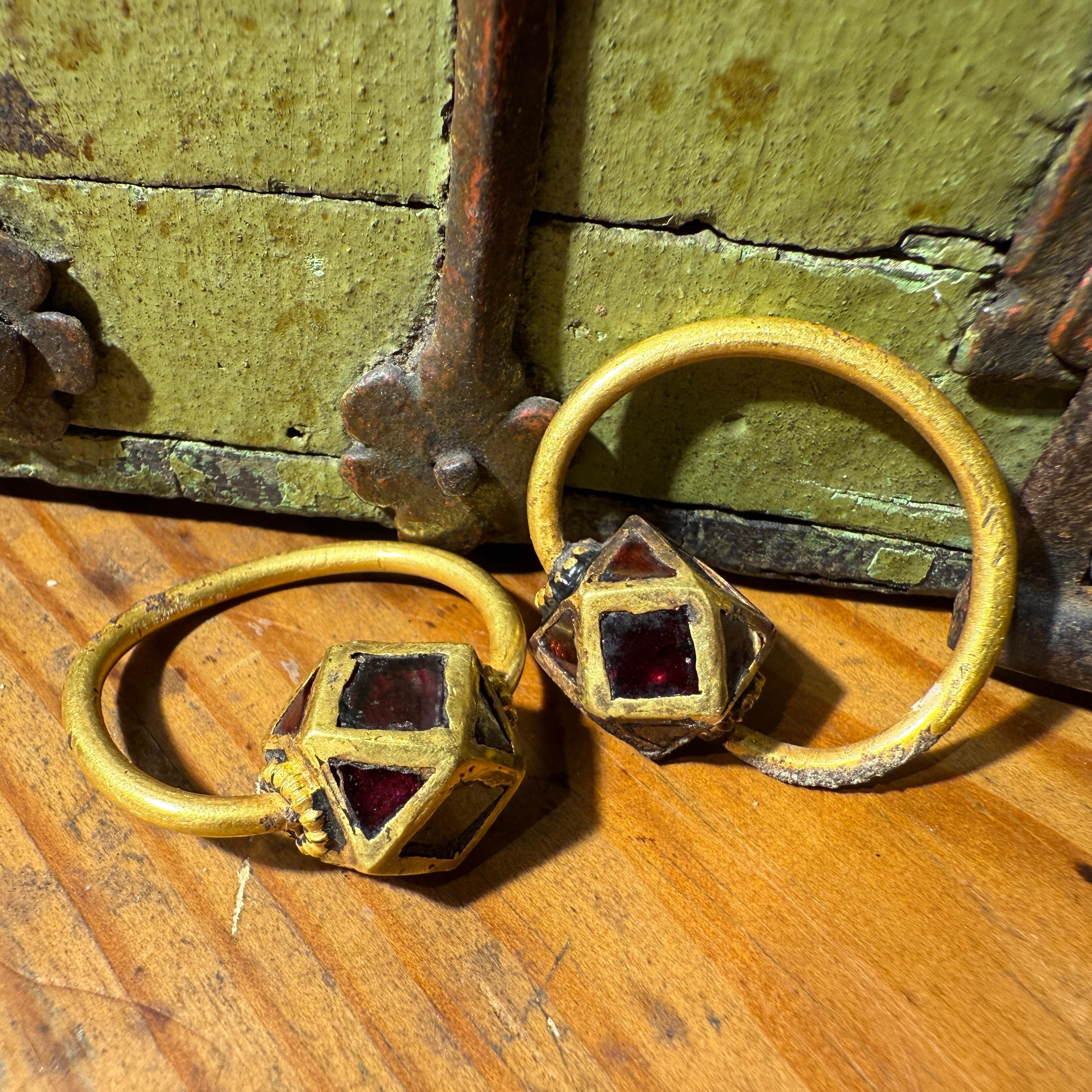 Paire de boucles d'oreilles polygonales en or et grenat. Ostrogothique, vers le 6ème siècle A.D. en vente 2