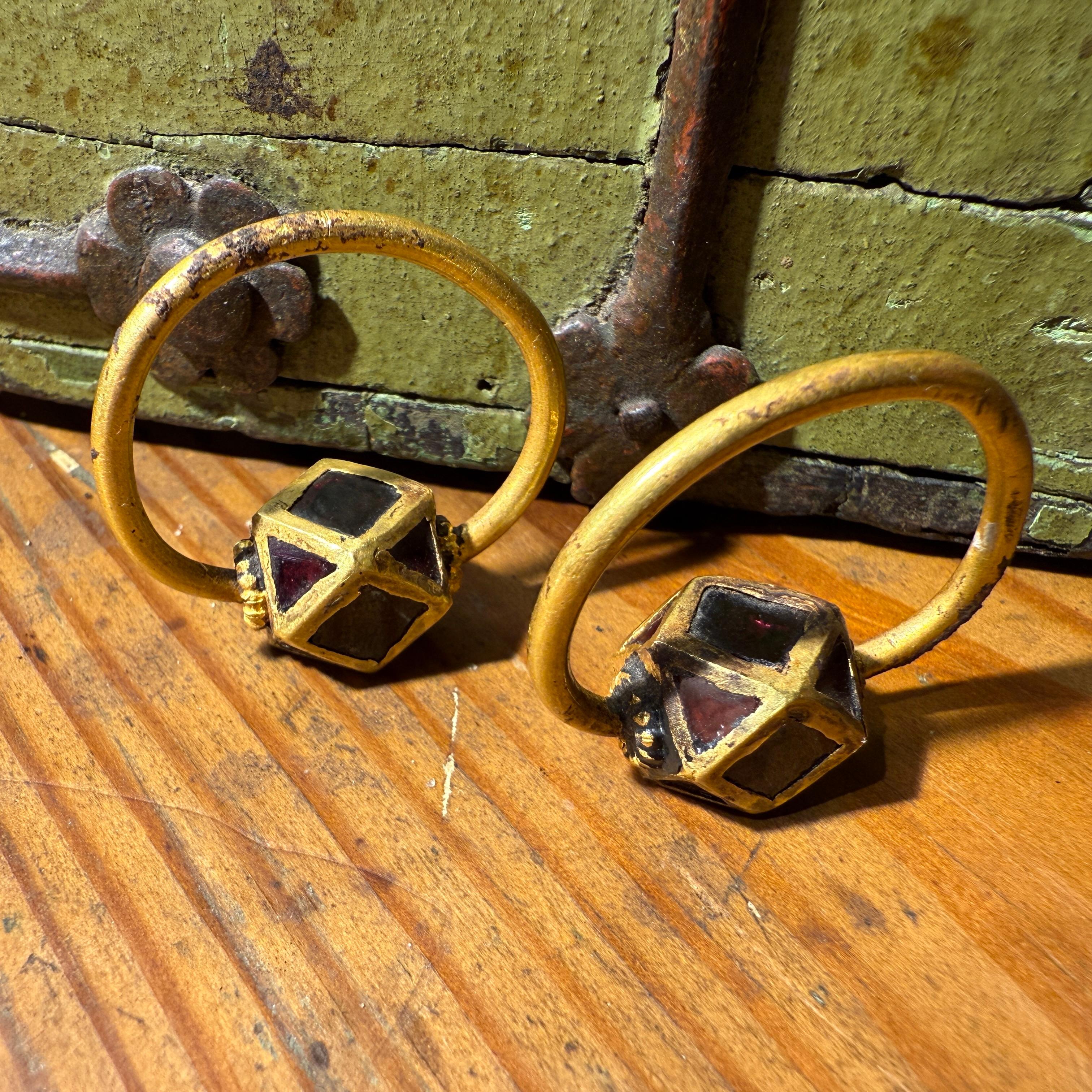 Paire de boucles d'oreilles polygonales en or et grenat. Ostrogothique, vers le 6ème siècle A.D. en vente 3