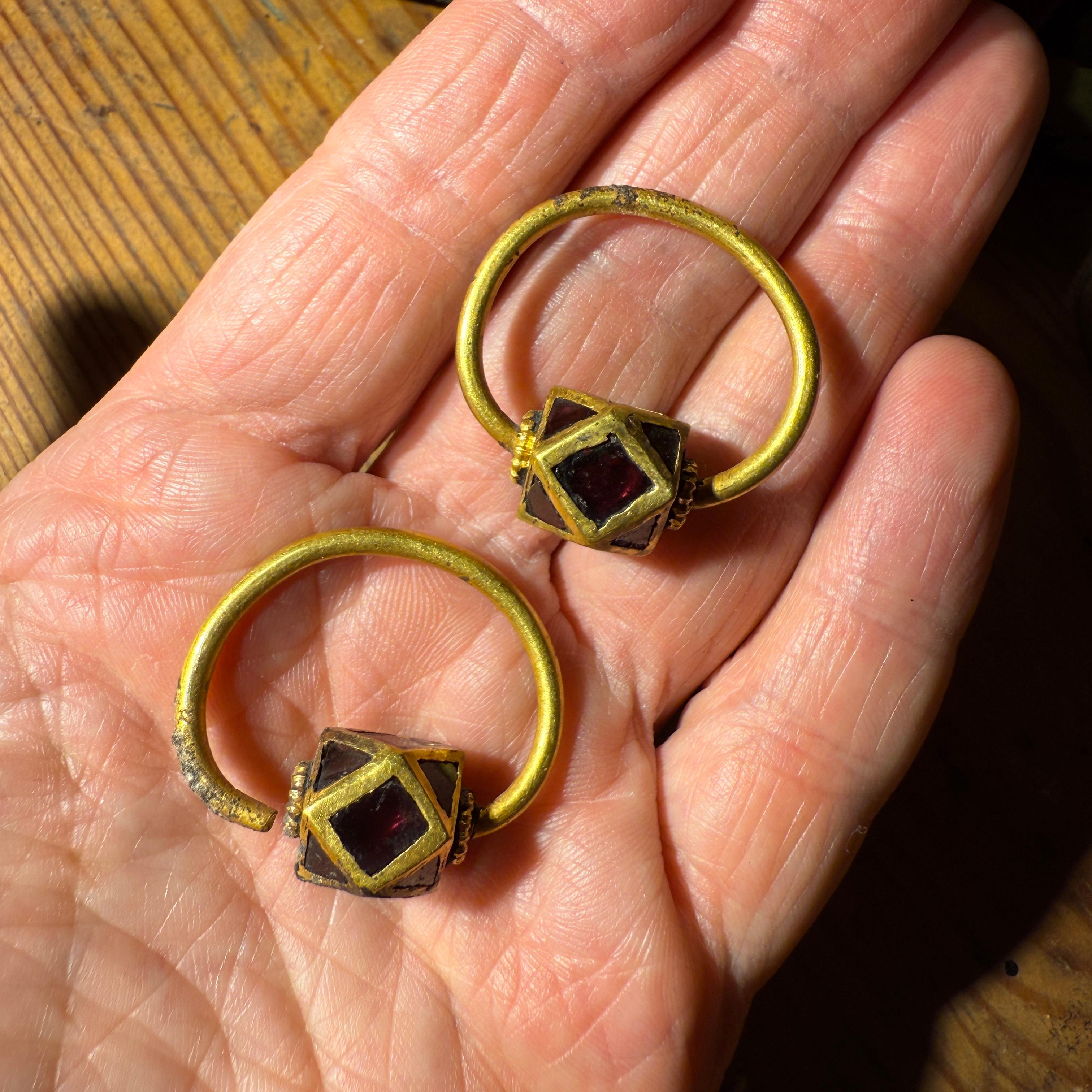 Paire de boucles d'oreilles polygonales en or et grenat. Ostrogothique, vers le 6ème siècle A.D. en vente 4