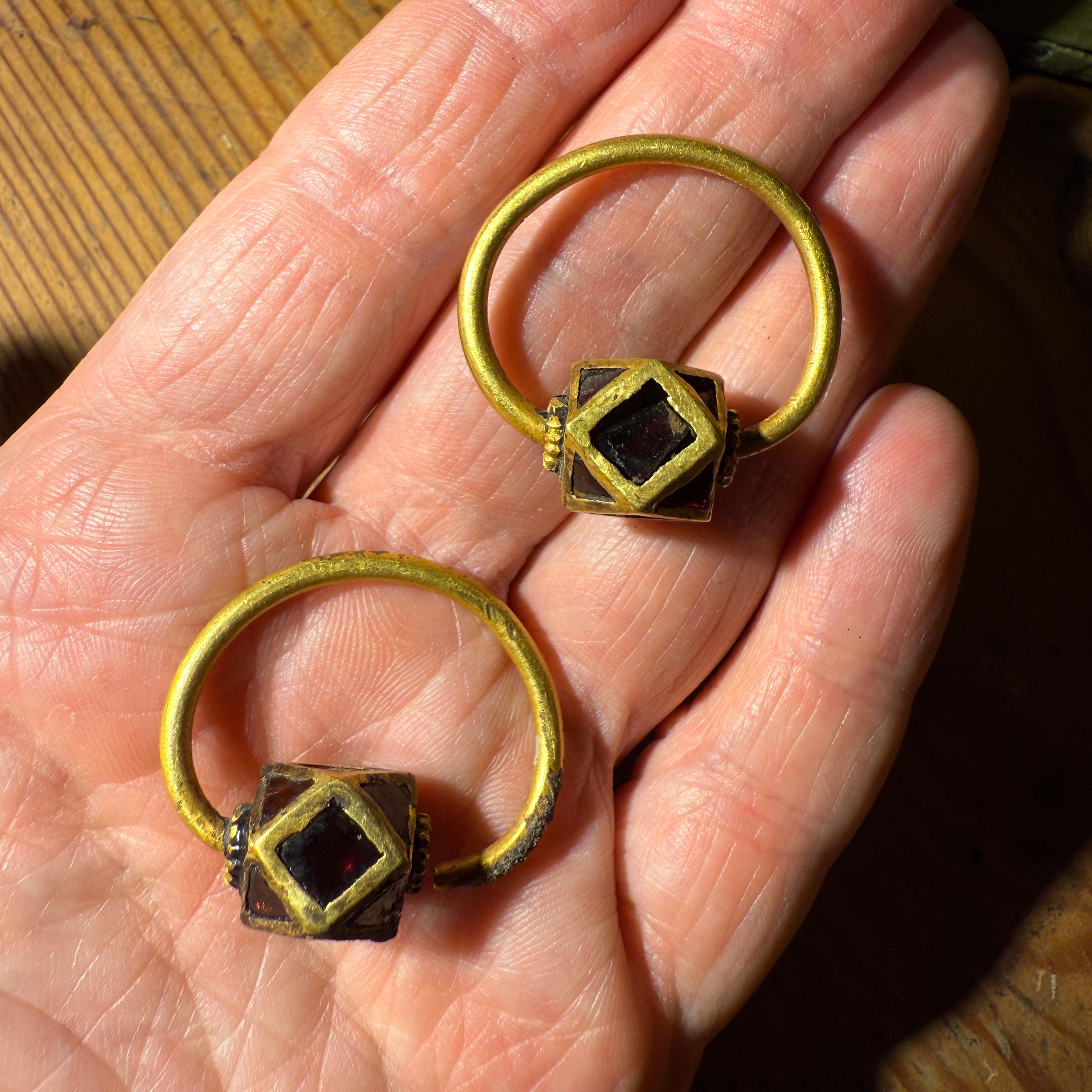 Paire de boucles d'oreilles polygonales en or et grenat. Ostrogothique, vers le 6ème siècle A.D. en vente 5