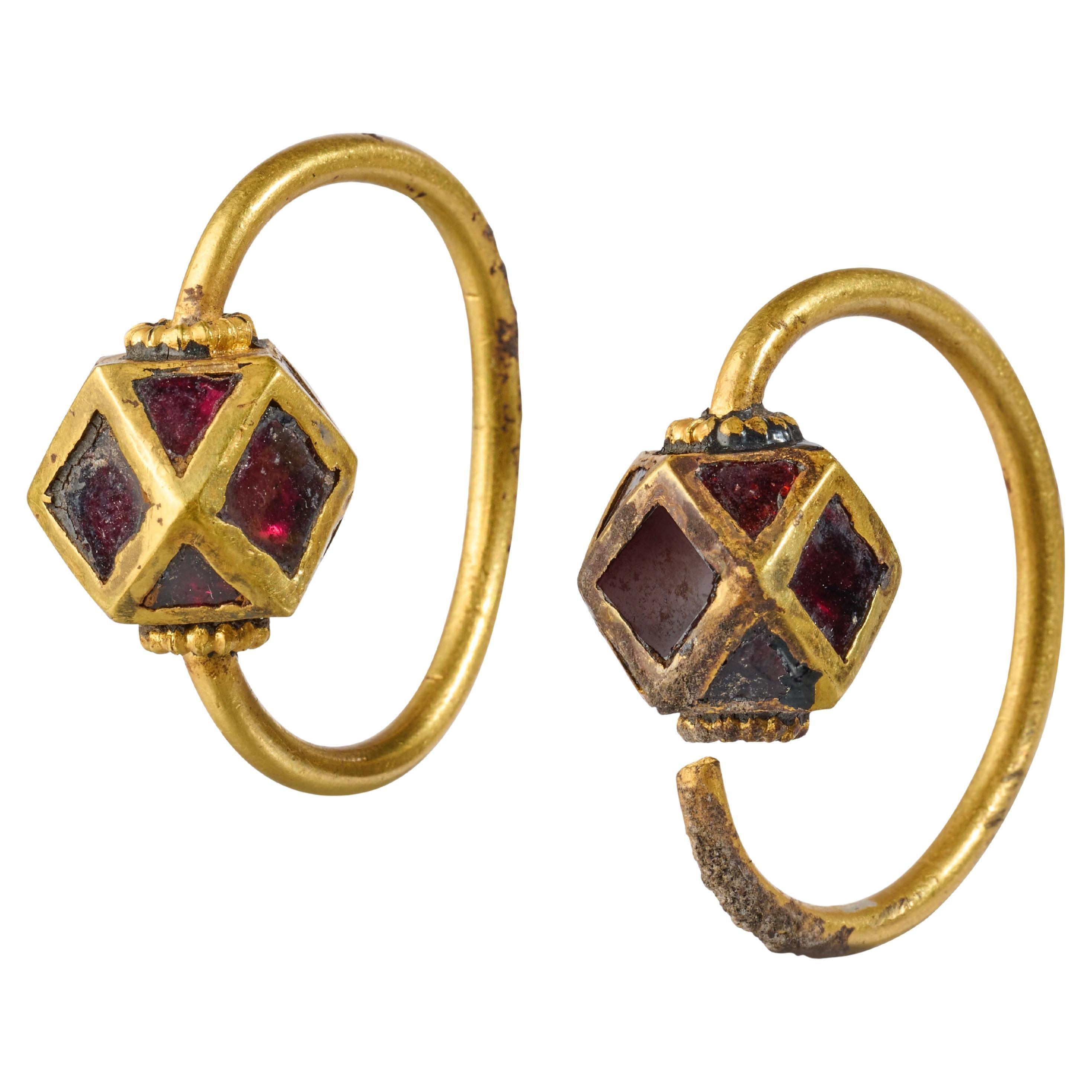 Paire de boucles d
oreilles polygonales en or et grenat. Ostrogothique, vers le 6ème siècle A.D. en vente
