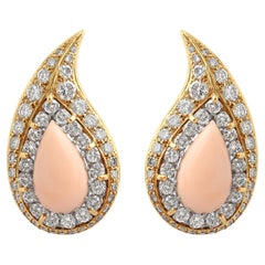 Ein Paar Ohrringe aus Gold, Diamanten und Korallen