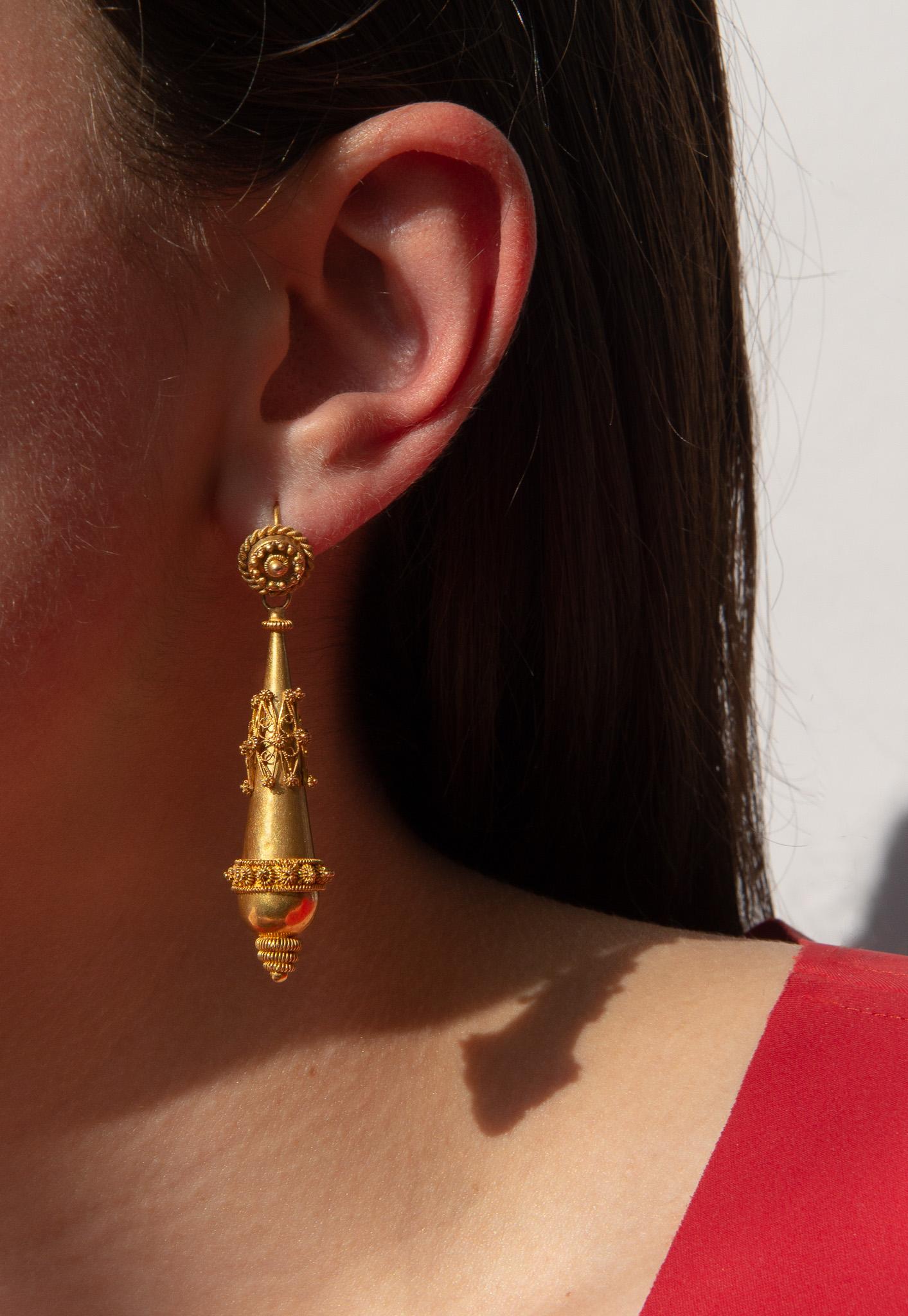 Pair of Gold Georgian Torpedo Earrings with Filligree In Good Condition For Sale In Amsterdam, NL