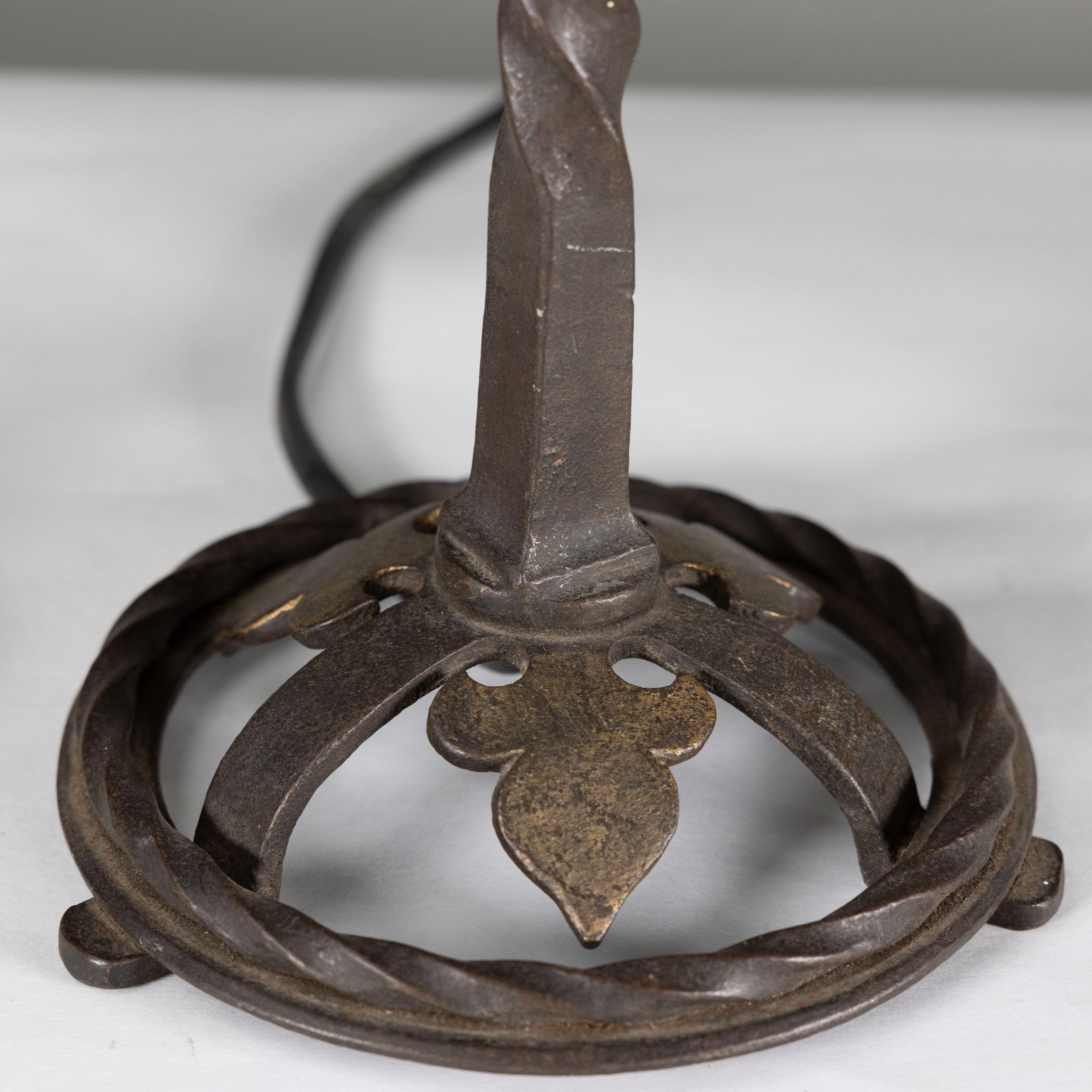 Paire de lampes de table en fer forgé et torsadé de bonne qualité en vente 4