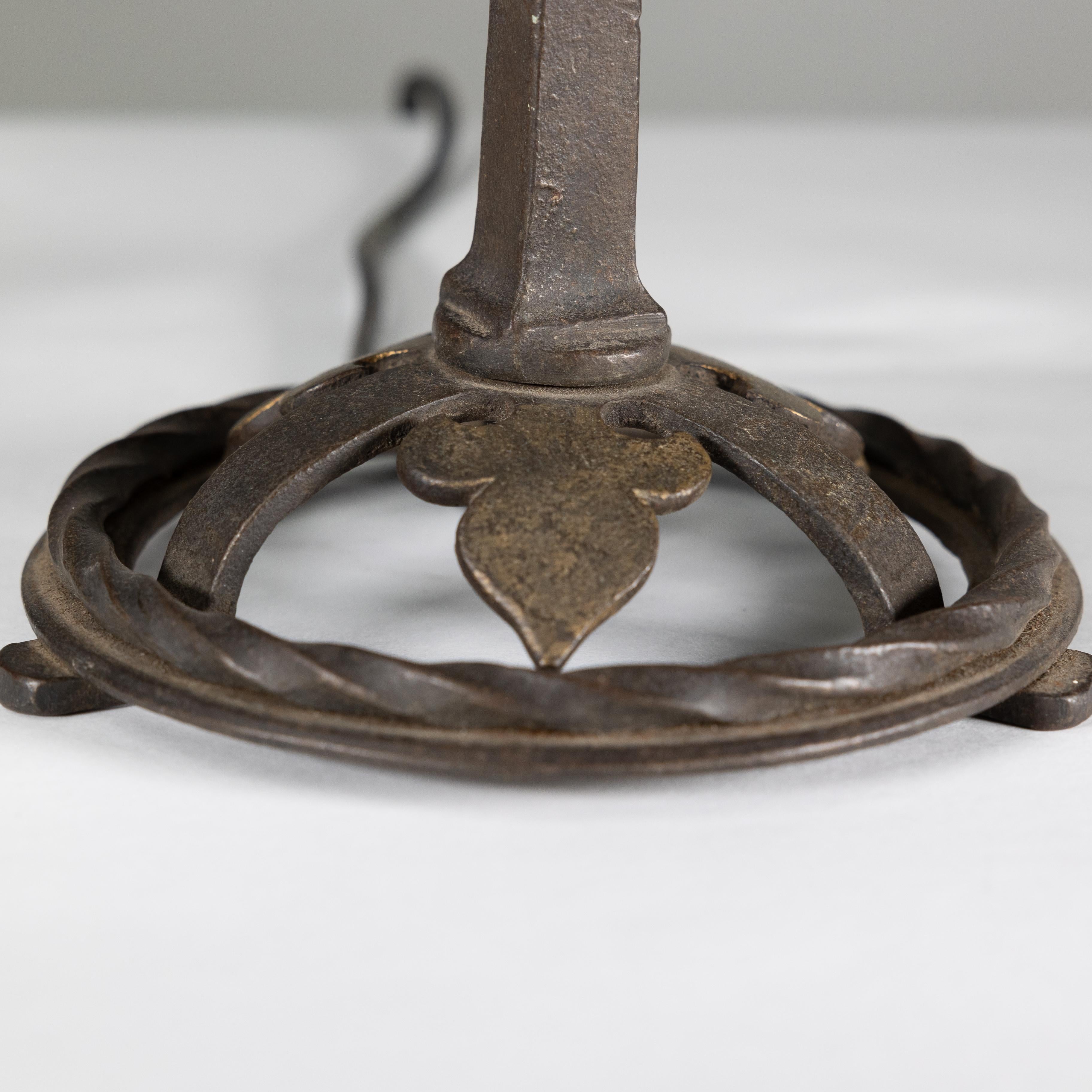 Paire de lampes de table en fer forgé et torsadé de bonne qualité en vente 5