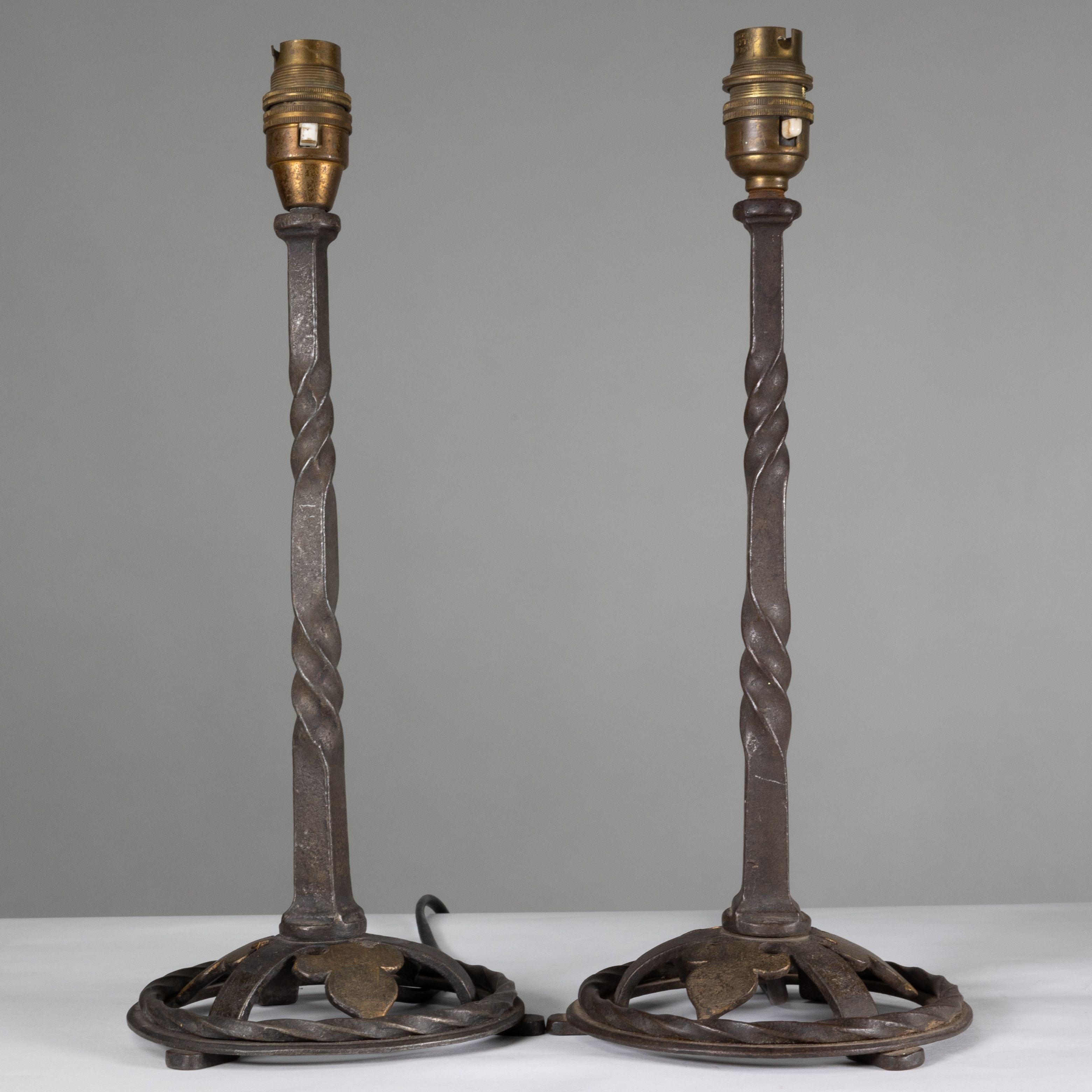 Paire de lampes de table en fer forgé et torsadé de bonne qualité. Prix de la paire.