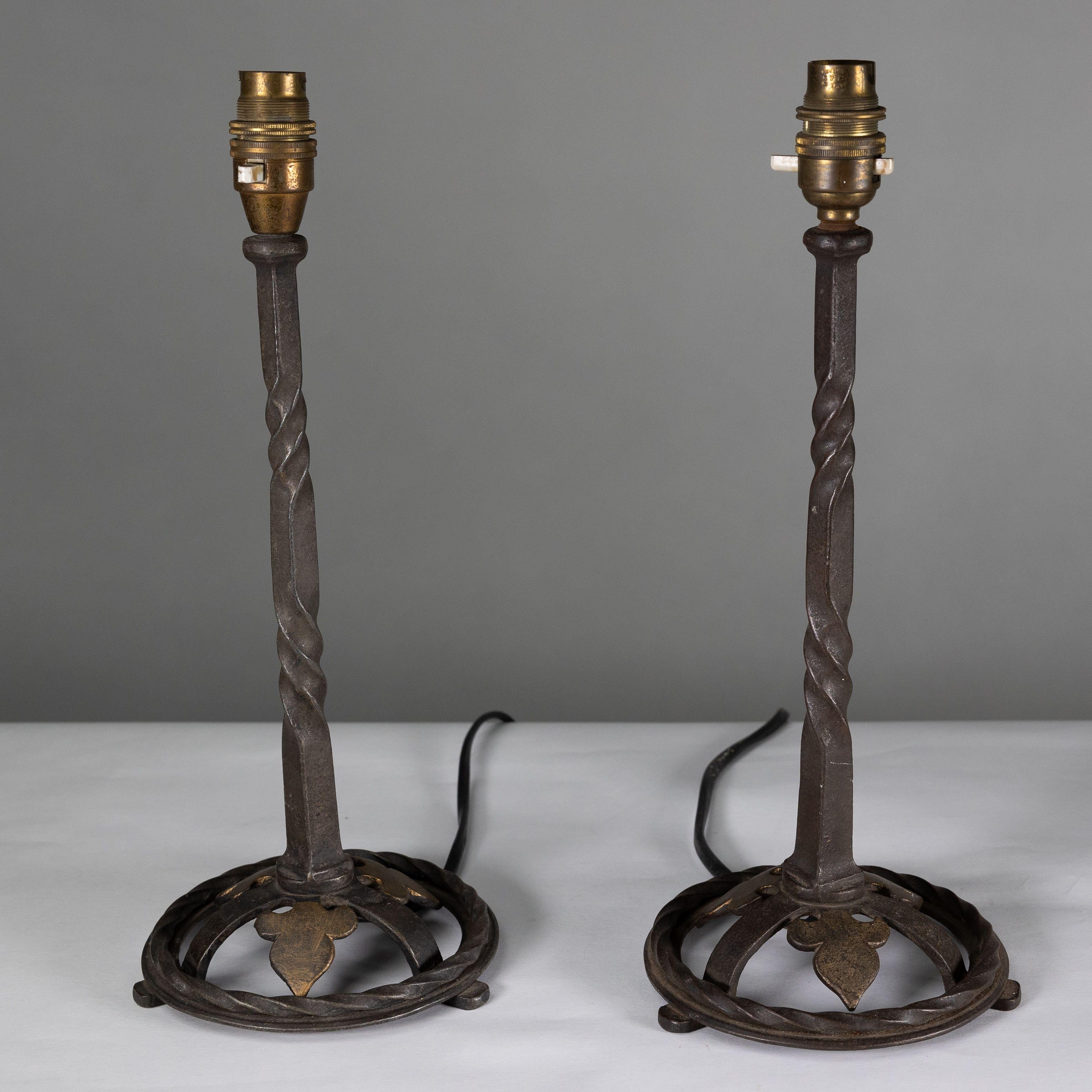 Arts and Crafts Paire de lampes de table en fer forgé et torsadé de bonne qualité en vente