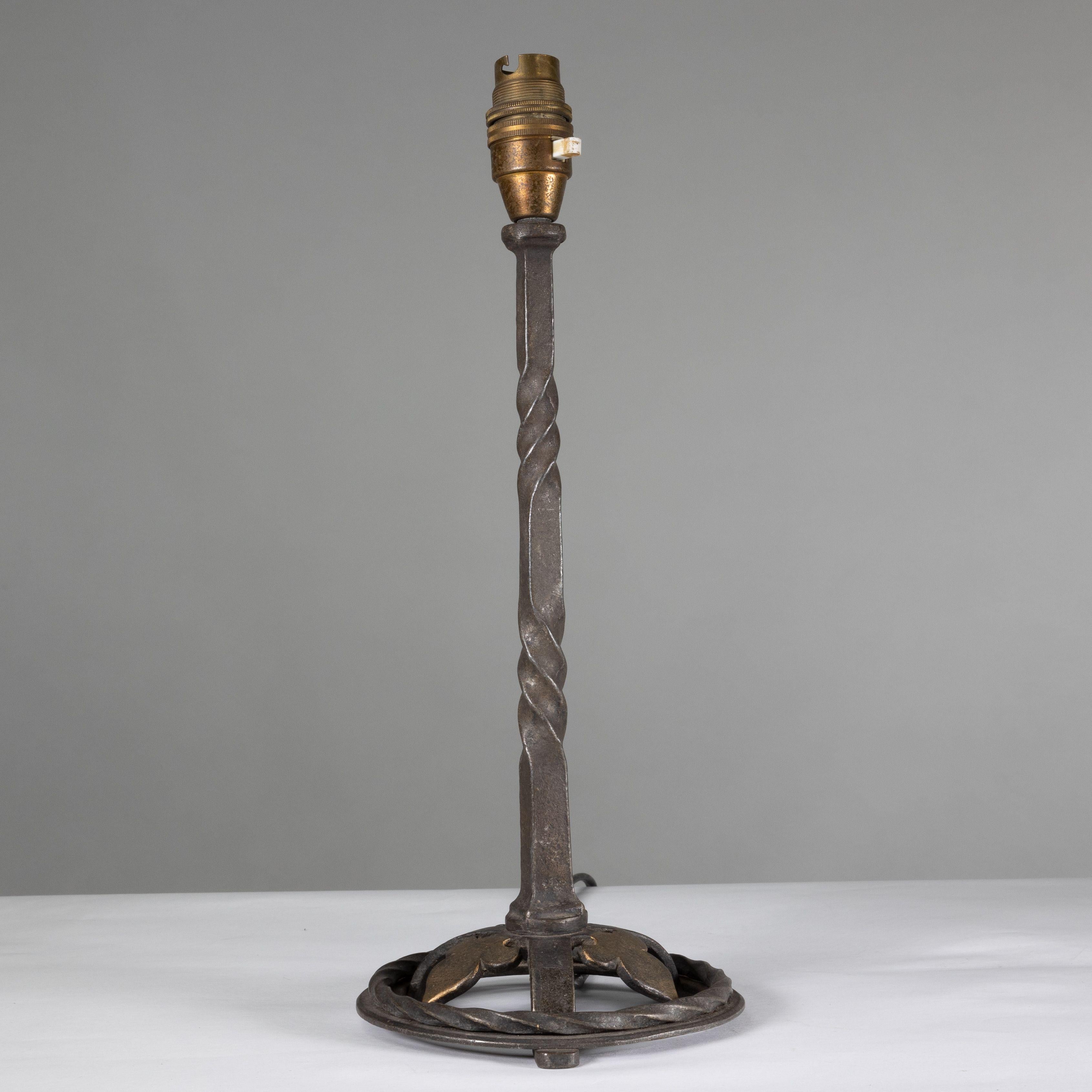 Anglais Paire de lampes de table en fer forgé et torsadé de bonne qualité en vente