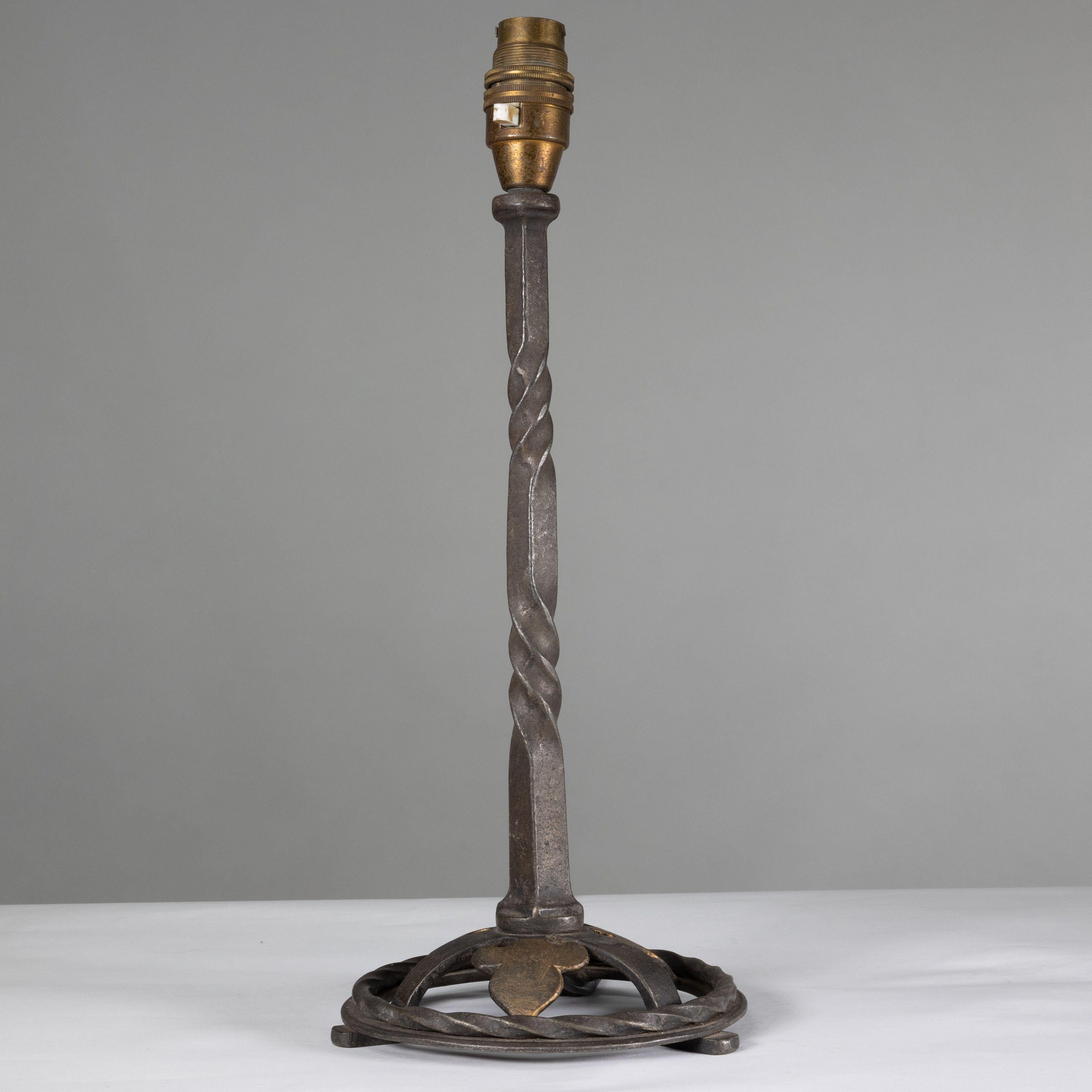 Paire de lampes de table en fer forgé et torsadé de bonne qualité Bon état - En vente à London, GB