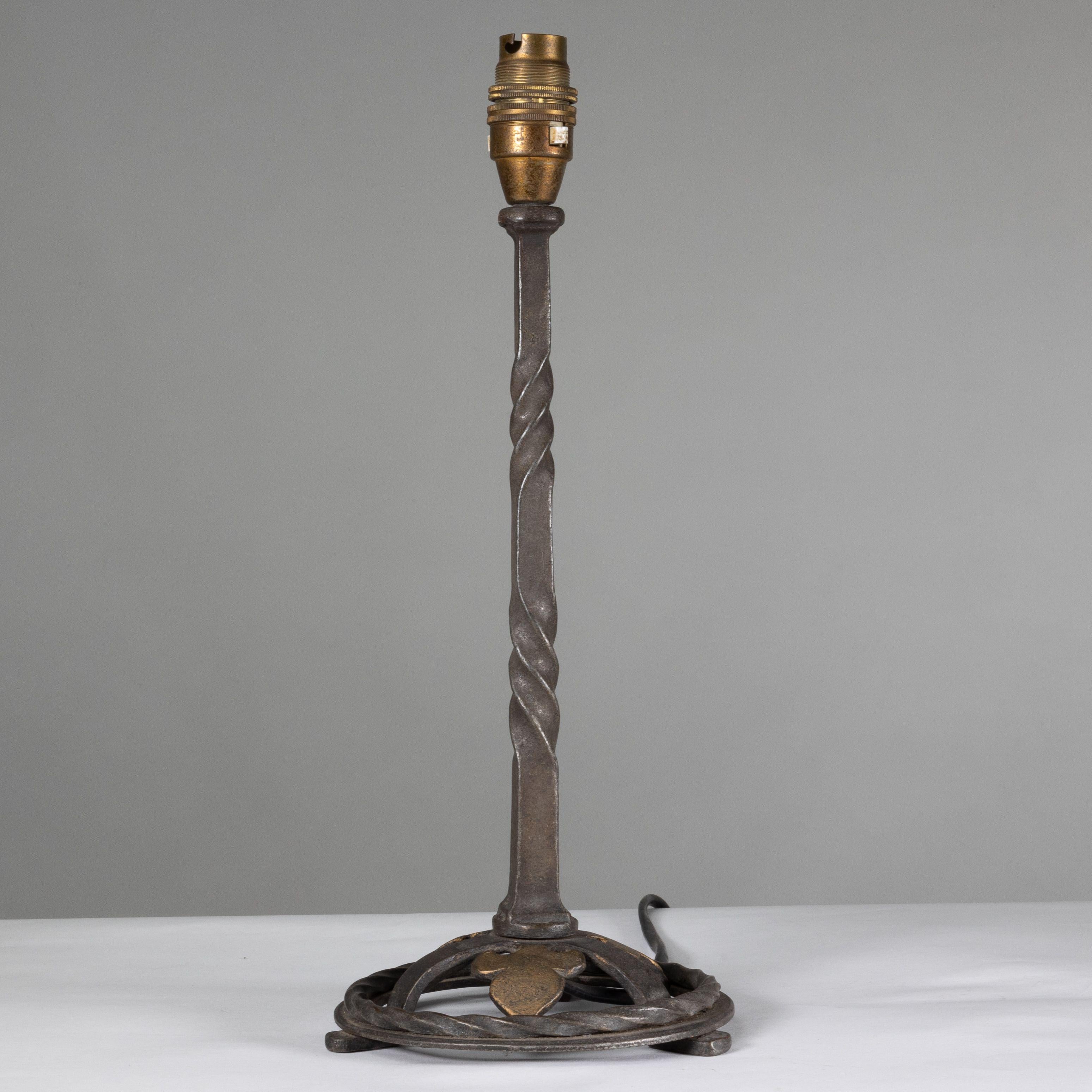 Début du 20ème siècle Paire de lampes de table en fer forgé et torsadé de bonne qualité en vente